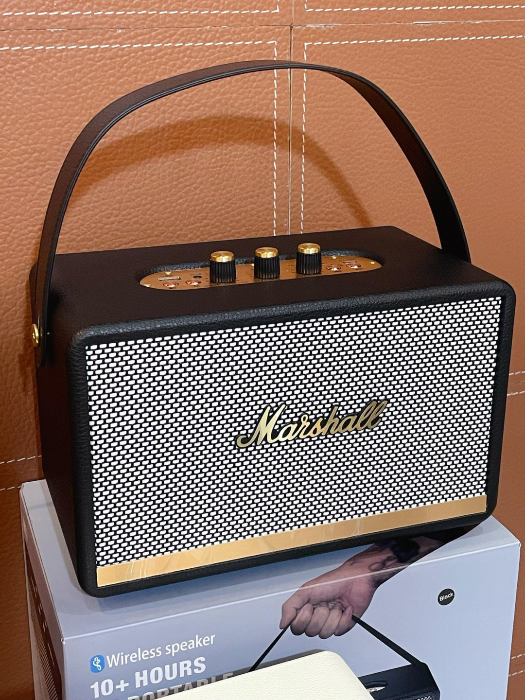 批发价💰140‼️
新款马歇尔Marshall音箱 经典之声 随身澎湃
始于摇滚 忠于品质 经典方盒外观设计
实木材质 表面带荔枝皮包覆 质感非常细腻‼️
• 旋钮刻意保留5%阻尼感，还原机械操控趣味
• 皮质提手内置钢骨支架，可承重15kg悬挂使用

控制面板旋钮控制 可自由调节高低音均衡
支持蓝牙/U盘/内存卡/电脑等多种连接模式
定制调校扬声器 释放强劲低频与通透人声
蓝牙5.2稳定传输 将舞台级音效浓缩于方寸之间。
8小时续航+IPX7防水设计，让音乐冲破场景束缚。
无论是卧室私享会还是户外即兴派对
一键唤醒你的专属live现场。
摇滚灵魂永不沉默，让Marshall点燃每个高光瞬间

本产品支持退换 要求包装完好无磕碰 保修三个月‼️