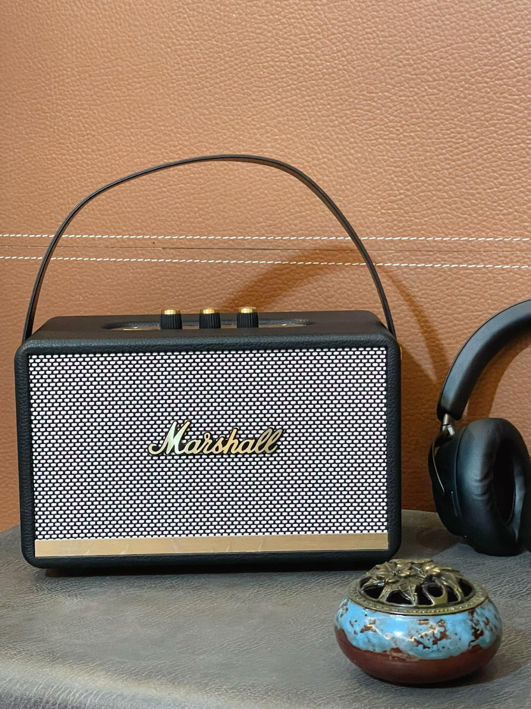 批发价💰140‼️
新款马歇尔Marshall音箱 经典之声 随身澎湃
始于摇滚 忠于品质 经典方盒外观设计
实木材质 表面带荔枝皮包覆 质感非常细腻‼️
• 旋钮刻意保留5%阻尼感，还原机械操控趣味
• 皮质提手内置钢骨支架，可承重15kg悬挂使用

控制面板旋钮控制 可自由调节高低音均衡
支持蓝牙/U盘/内存卡/电脑等多种连接模式
定制调校扬声器 释放强劲低频与通透人声
蓝牙5.2稳定传输 将舞台级音效浓缩于方寸之间。
8小时续航+IPX7防水设计，让音乐冲破场景束缚。
无论是卧室私享会还是户外即兴派对
一键唤醒你的专属live现场。
摇滚灵魂永不沉默，让Marshall点燃每个高光瞬间

本产品支持退换 要求包装完好无磕碰 保修三个月‼️