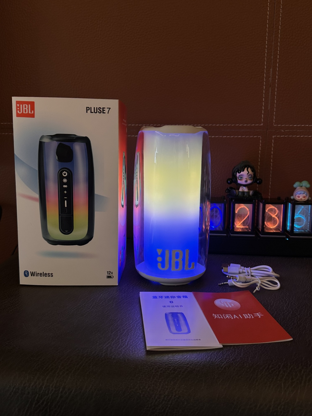 批💰140‼️热卖款JBL脉动音箱毒版

莆田自家订单 外观完全1:1 区别华强北一眼假
低音炮音质  支持两台串联 同时播放 
带小智语音助手 可语音点歌 语音导航 语音打电话 点播新闻 智能语音对话 

放音乐时灯光会跟随音乐律动 放在房间任何一个角落都很好看  氛围感满分
支持手机 平板 电脑 蓝牙或数据线连接  
内置升级版18650锂离子电池2000mAh
充一次电可用4～6小时超长续航 支持边充边用
360度环绕高低音效  支持内存卡 蓝牙  插线连接电脑使用‼️
超高颜值的外形360°全面屏光效 视觉无死角
灯光可跟随音乐自动变幻 既好看又好玩
颜值丝毫不输高级家居摆件  音乐博主必备
音效全面升级 下沉式低音 小钢炮代表非浪得虚名
操作方法：
长按开机键开机 手机蓝牙搜索 连接Pulse7即可
按+-号调节音量大小  长按切换上下首

售后：机身保护膜不撕开 外观不磨损，包装配件齐全可退换 保修三个月‼️