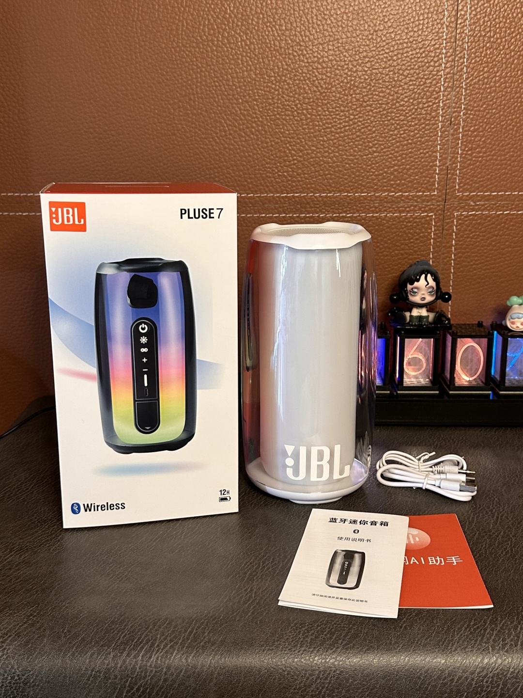 批💰140‼️热卖款JBL脉动音箱毒版

莆田自家订单 外观完全1:1 区别华强北一眼假
低音炮音质  支持两台串联 同时播放 
带小智语音助手 可语音点歌 语音导航 语音打电话 点播新闻 智能语音对话 

放音乐时灯光会跟随音乐律动 放在房间任何一个角落都很好看  氛围感满分
支持手机 平板 电脑 蓝牙或数据线连接  
内置升级版18650锂离子电池2000mAh
充一次电可用4～6小时超长续航 支持边充边用
360度环绕高低音效  支持内存卡 蓝牙  插线连接电脑使用‼️
超高颜值的外形360°全面屏光效 视觉无死角
灯光可跟随音乐自动变幻 既好看又好玩
颜值丝毫不输高级家居摆件  音乐博主必备
音效全面升级 下沉式低音 小钢炮代表非浪得虚名
操作方法：
长按开机键开机 手机蓝牙搜索 连接Pulse7即可
按+-号调节音量大小  长按切换上下首

售后：机身保护膜不撕开 外观不磨损，包装配件齐全可退换 保修三个月‼️