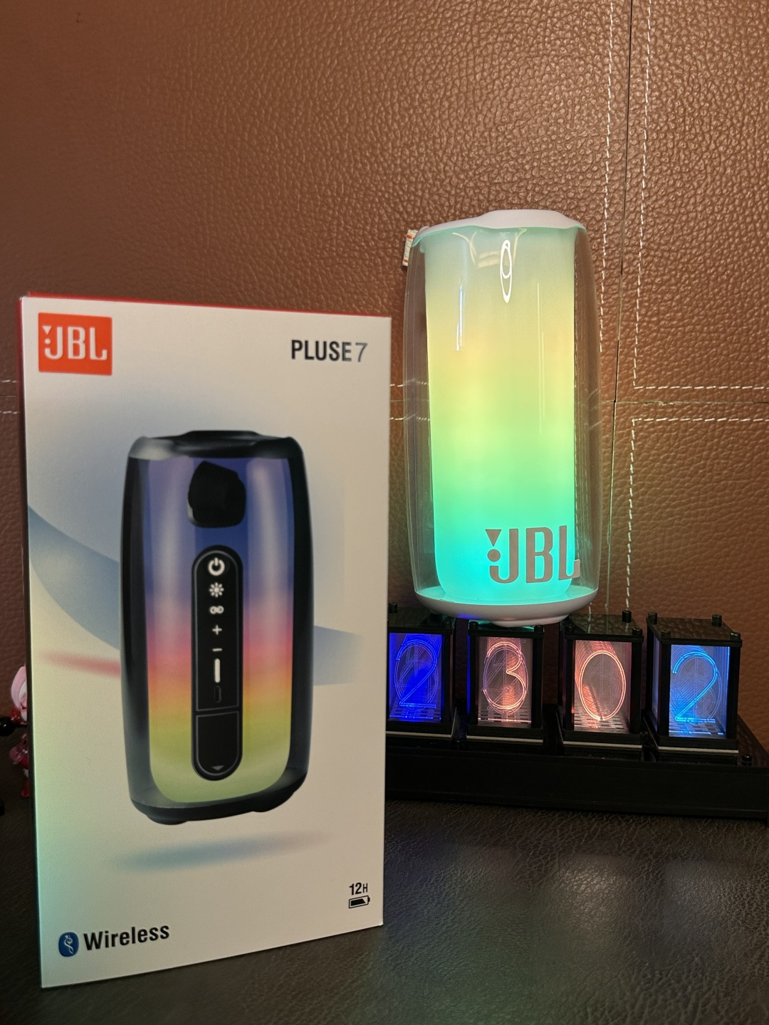 批💰140‼️热卖款JBL脉动音箱毒版

莆田自家订单 外观完全1:1 区别华强北一眼假
低音炮音质  支持两台串联 同时播放 
带小智语音助手 可语音点歌 语音导航 语音打电话 点播新闻 智能语音对话 

放音乐时灯光会跟随音乐律动 放在房间任何一个角落都很好看  氛围感满分
支持手机 平板 电脑 蓝牙或数据线连接  
内置升级版18650锂离子电池2000mAh
充一次电可用4～6小时超长续航 支持边充边用
360度环绕高低音效  支持内存卡 蓝牙  插线连接电脑使用‼️
超高颜值的外形360°全面屏光效 视觉无死角
灯光可跟随音乐自动变幻 既好看又好玩
颜值丝毫不输高级家居摆件  音乐博主必备
音效全面升级 下沉式低音 小钢炮代表非浪得虚名
操作方法：
长按开机键开机 手机蓝牙搜索 连接Pulse7即可
按+-号调节音量大小  长按切换上下首

售后：机身保护膜不撕开 外观不磨损，包装配件齐全可退换 保修三个月‼️