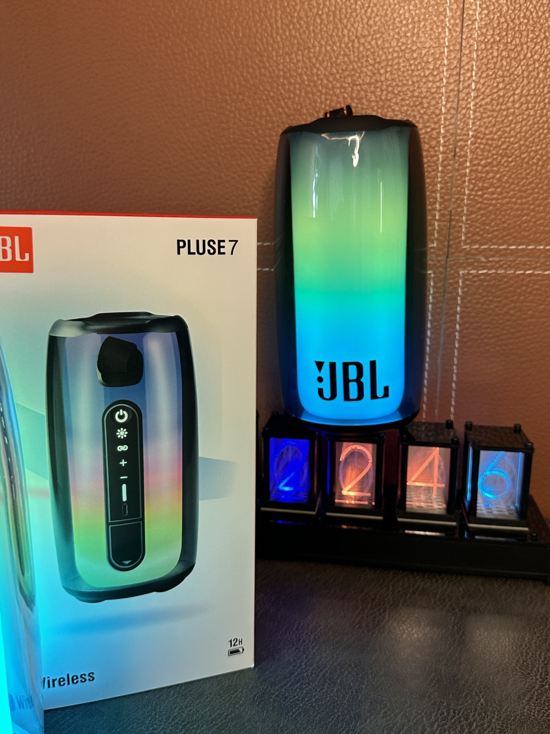 批💰140‼️热卖款JBL脉动音箱毒版

莆田自家订单 外观完全1:1 区别华强北一眼假
低音炮音质  支持两台串联 同时播放 
带小智语音助手 可语音点歌 语音导航 语音打电话 点播新闻 智能语音对话 

放音乐时灯光会跟随音乐律动 放在房间任何一个角落都很好看  氛围感满分
支持手机 平板 电脑 蓝牙或数据线连接  
内置升级版18650锂离子电池2000mAh
充一次电可用4～6小时超长续航 支持边充边用
360度环绕高低音效  支持内存卡 蓝牙  插线连接电脑使用‼️
超高颜值的外形360°全面屏光效 视觉无死角
灯光可跟随音乐自动变幻 既好看又好玩
颜值丝毫不输高级家居摆件  音乐博主必备
音效全面升级 下沉式低音 小钢炮代表非浪得虚名
操作方法：
长按开机键开机 手机蓝牙搜索 连接Pulse7即可
按+-号调节音量大小  长按切换上下首

售后：机身保护膜不撕开 外观不磨损，包装配件齐全可退换 保修三个月‼️