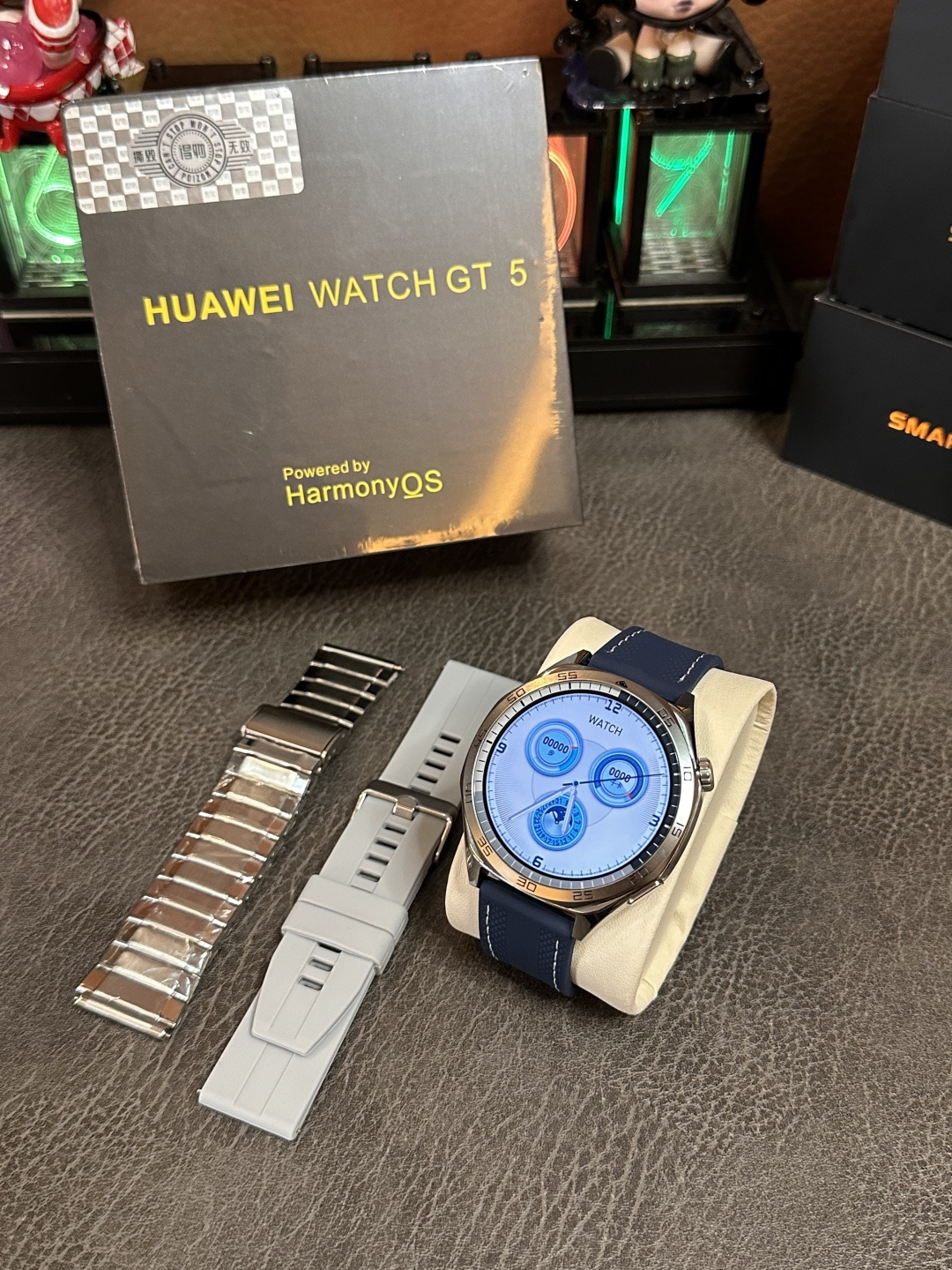 全新升级原装包装‼️批💰220
华为HUAWEI GT5 智能手表 托帕蓝
升级原装包装 原装Oled屏 正确白蓝三拼陶瓷刻度圈 同步原装
表盘刻度/按钮跟原装一样 上手看不出假
升级钛合金边框 质感非常高 日常佩戴不怕磕碰
46mm钛合金边框 重量质感跟正品完全一样
市面没有任何同行能够做到如此完全1:1复刻
各位可以尽情对比 欢迎打脸 这就是原版开发的底气

功能全面升级‼️
系统自带175种运动模式 准确记录各种运动数据
IP68级防水设计 再次刷新标准 生活防水无压力
真实心率检测 真实血氧检测 目前最稳定的智能手表
支持息屏显示 屏幕常亮 床头灯等功能
带支付宝离线支付 导航显示 NFC门禁 股市 内资小游戏 语音助手等50种功能
正品该有的我们也都有 给你正品般享受体验
自家开发app 可自定表盘壁纸 查看各种测量数据
绑定app后可接受微信消息 查看信息内容等
软件内置500+种表盘 长期更新表盘 全部免费使用
目前市面流畅度最高 不卡顿 建议各位到手慢慢挖掘‼️
手表标配三条表带 手表无线充 说明书 等等
售后保修三个月 外观不磨损/屏幕膜不撕过可退换‼️



👉