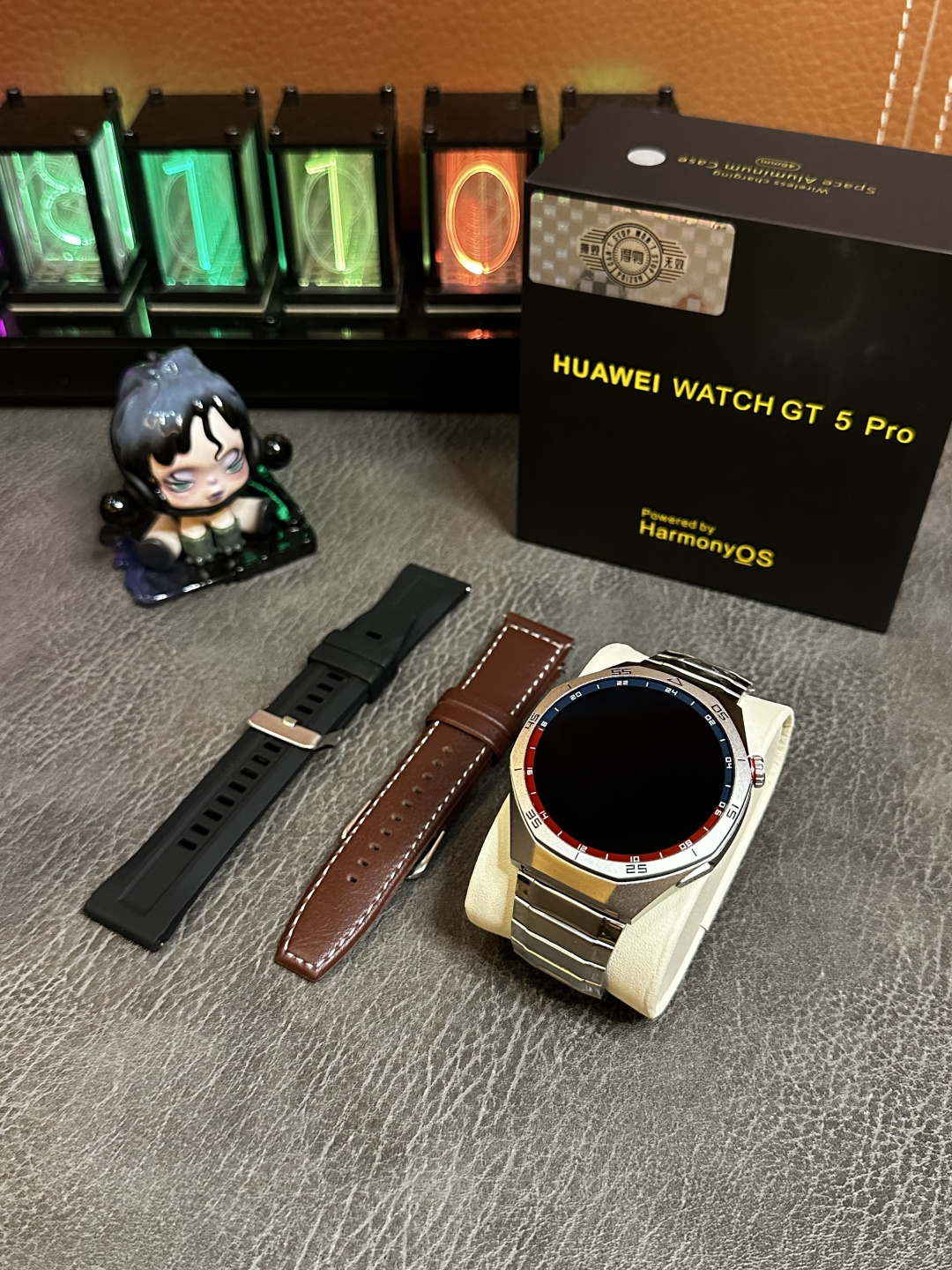 全新升级‼️批💰220
华为HUAWEI GT5 Pro 智能手表 银色毒版
带原装华为包装 外观细节原版开模 上手无区别
原装Oled屏 正确蓝红双拼陶瓷刻度圈 俗称可乐圈
表盘刻度/侧面红圈按钮跟原装一样 上手看不出假
升级钛合金边框 质感非常高 日常佩戴不怕磕碰
46mm钛合金边框 重量质感跟正品完全一样
市面没有任何同行能够做到如此完全1:1复刻
各位可以尽情对比 欢迎打脸 这就是原版开发的底气
功能全面升级‼️
系统自带175种运动模式 准确记录各种运动数据
IP68级防水设计 再次刷新标准 生活防水无压力
真实心率检测 真实血氧检测 目前最稳定的智能手表
支持息屏显示 屏幕常亮 床头灯等功能
带支付宝离线支付 导航显示 NFC门禁 股市 内资小游戏 语音助手等50种功能
正品该有的我们也都有 给你正品般享受体验
自家开发app 可自定表盘壁纸 查看各种测量数据
绑定app后可接受微信消息 查看信息内容等
软件内置500+种表盘 长期更新表盘 全部免费使用
目前市面流畅度最高 不卡顿 建议各位到手慢慢挖掘‼️
手表标配三条表带 手表无线充 说明书 等等
售后保修三个月 外观不磨损/屏幕膜不撕过可退换‼️