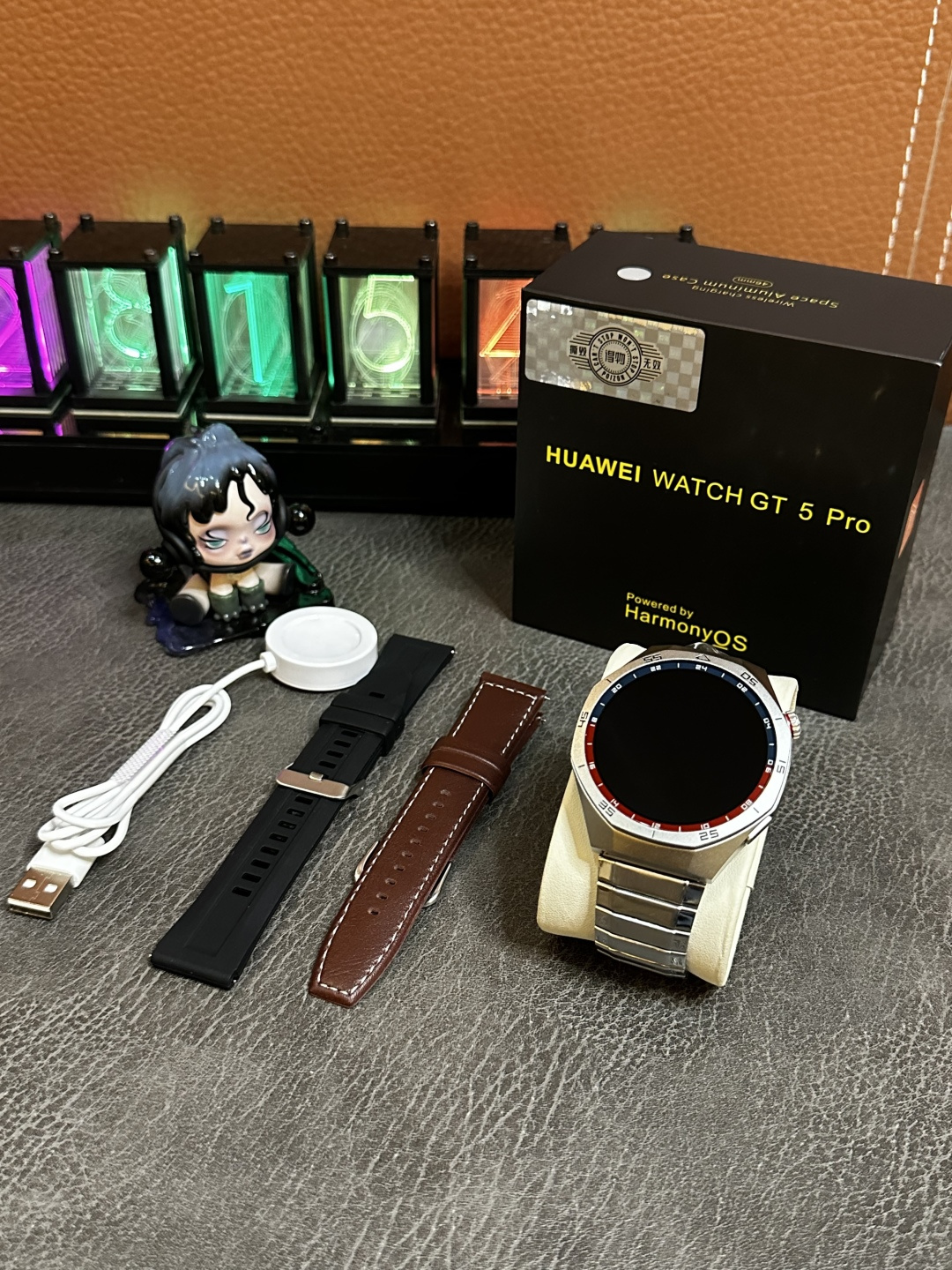 全新升级‼️批💰220
华为HUAWEI GT5 Pro 智能手表 银色毒版
带原装华为包装 外观细节原版开模 上手无区别
原装Oled屏 正确蓝红双拼陶瓷刻度圈 俗称可乐圈
表盘刻度/侧面红圈按钮跟原装一样 上手看不出假
升级钛合金边框 质感非常高 日常佩戴不怕磕碰
46mm钛合金边框 重量质感跟正品完全一样
市面没有任何同行能够做到如此完全1:1复刻
各位可以尽情对比 欢迎打脸 这就是原版开发的底气
功能全面升级‼️
系统自带175种运动模式 准确记录各种运动数据
IP68级防水设计 再次刷新标准 生活防水无压力
真实心率检测 真实血氧检测 目前最稳定的智能手表
支持息屏显示 屏幕常亮 床头灯等功能
带支付宝离线支付 导航显示 NFC门禁 股市 内资小游戏 语音助手等50种功能
正品该有的我们也都有 给你正品般享受体验
自家开发app 可自定表盘壁纸 查看各种测量数据
绑定app后可接受微信消息 查看信息内容等
软件内置500+种表盘 长期更新表盘 全部免费使用
目前市面流畅度最高 不卡顿 建议各位到手慢慢挖掘‼️
手表标配三条表带 手表无线充 说明书 等等
售后保修三个月 外观不磨损/屏幕膜不撕过可退换‼️