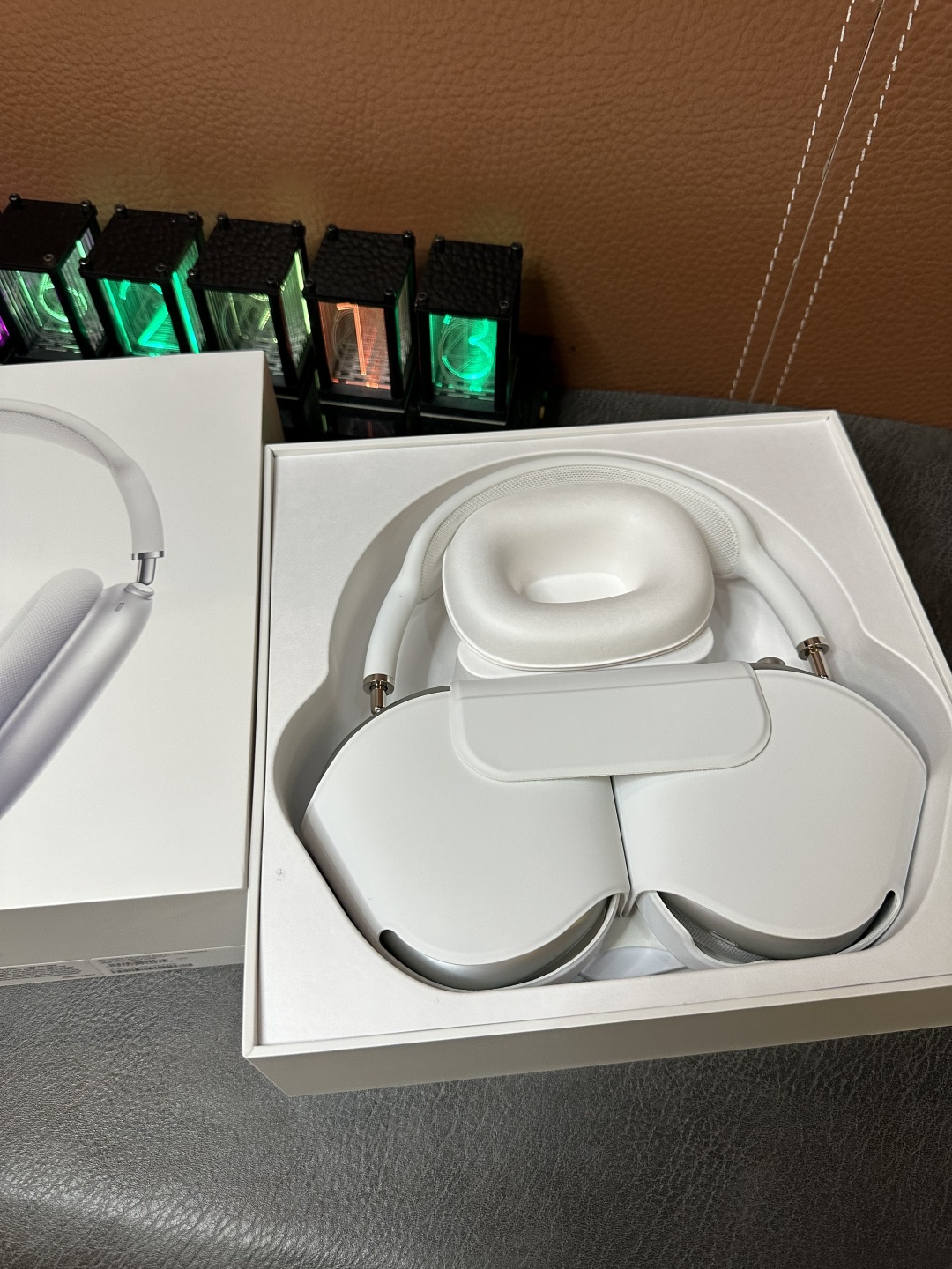 Apple苹果 AirPodsMax 头戴式耳机 银色 Lightning闪电接口(传统苹果充电口) 跨境电商订单 专供国外平台冲正 目前最稳版本 45db真实降噪/通透效果 音质绝对稳 原装头梁 原装耳帽 佩戴效果与原装无差 原装纸托包装 纸质防尘耳帽 所有细节对标正品 官网配色全系列有货 自己工厂 质量稳定 自家工厂订单 CNC加工金属漆外壳 质感非常细腻 区别市面塑料外壳一眼假 ️ 原装磁吸收纳袋 质感非常高 包装配件全部一致 弹窗电量 本机序列号 激光码 序列号官网可查 弹窗连接 蓝牙改名 定位查找功能全都有 真正外单公司货 不要拿市面百来块的货来比 两个层次的东西 没有可比性 ️ 各位放心冲 到手不满意随时可退 图片均为实拍 照片什么样 实物就是什么样 售后保修三个月 出厂每台都有质检 质量非常稳 ️