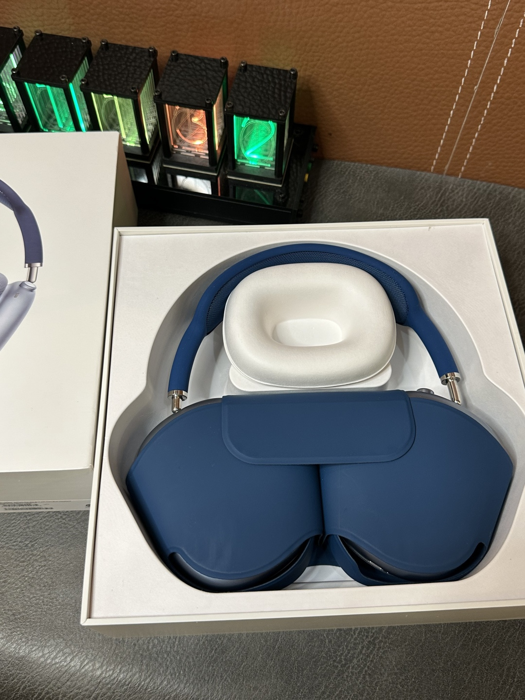 工厂直批 ️天蓝色 Apple苹果 AirPodsMax 头戴式耳机 Lightning闪电接口(传统苹果充电口) 跨境电商订单 专供国外平台冲正 目前最稳版本 45db真实降噪/通透效果 音质绝对稳 原装头梁 原装耳帽 佩戴效果与原装无差 原装纸托包装 纸质防尘耳帽 所有细节对标正品 外贸1:1公司货 真实五码合一官网可查 官网配色全系列有货 自己工厂 质量稳定 自家工厂订单 CNC加工金属漆外壳 质感非常细腻 区别市面塑料外壳一眼假 ️ 原装磁吸收纳袋 质感非常高 包装配件全部一致 弹窗电量 本机序列号 激光码 序列号官网可查 弹窗连接 蓝牙改名 定位查找功能全都有 真正外单公司货 不要拿市面百来块的货来比 两个层次的东西 没有可比性 ️ 各位放心冲 到手不满意随时可退 图片均为实拍 照片什么样 实物就是什么样 售后保修三个月 出厂每台都有质检 质量非常稳 ️