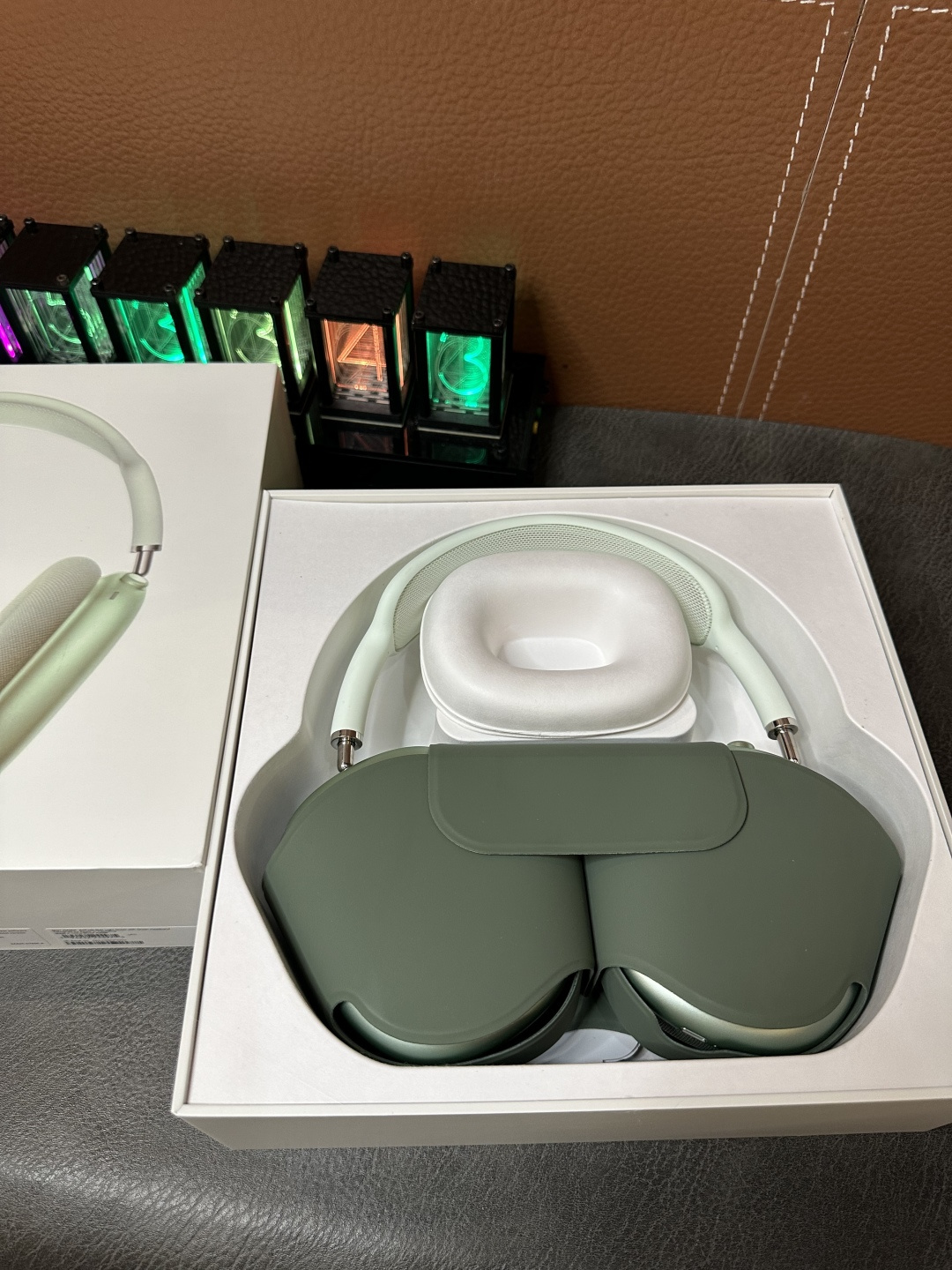 工厂直批 ️绿色 Apple苹果 AirPodsMax 头戴式耳机 Lightning闪电接口(传统苹果充电口) 跨境电商订单 专供国外平台冲正 目前最稳版本 45db真实降噪/通透效果 音质绝对稳 原装头梁 原装耳帽 佩戴效果与原装无差 原装纸托包装 纸质防尘耳帽 所有细节对标正品 外贸1:1公司货 真实五码合一官网可查 官网配色全系列有货 自己工厂 质量稳定 自家工厂订单 CNC加工金属漆外壳 质感非常细腻 区别市面塑料外壳一眼假 ️ 原装磁吸收纳袋 质感非常高 包装配件全部一致 弹窗电量 本机序列号 激光码 序列号官网可查 弹窗连接 蓝牙改名 定位查找功能全都有 真正外单公司货 不要拿市面百来块的货来比 两个层次的东西 没有可比性 ️ 各位放心冲 到手不满意随时可退 图片均为实拍 照片什么样 实物就是什么样 售后保修三个月 出厂每台都有质检 质量非常稳 ️