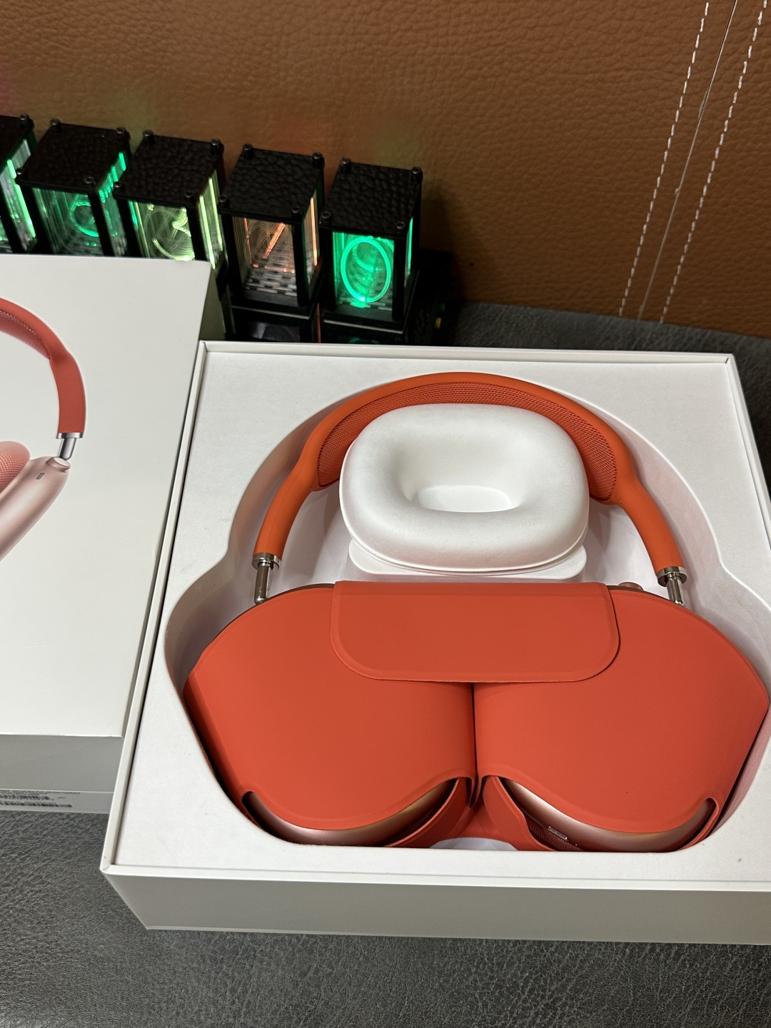 工厂直批 ️粉色 Apple苹果 AirPodsMax 头戴式耳机 Lightning闪电接口(传统苹果充电口) 跨境电商订单 专供国外平台冲正 目前最稳版本 45db真实降噪/通透效果 音质绝对稳 原装头梁 原装耳帽 佩戴效果与原装无差 原装纸托包装 纸质防尘耳帽 所有细节对标正品 外贸1:1公司货 真实五码合一官网可查 官网配色全系列有货 自己工厂 质量稳定 自家工厂订单 CNC加工金属漆外壳 质感非常细腻 区别市面塑料外壳一眼假 ️ 原装磁吸收纳袋 质感非常高 包装配件全部一致 弹窗电量 本机序列号 激光码 序列号官网可查 弹窗连接 蓝牙改名 定位查找功能全都有 真正外单公司货 不要拿市面百来块的货来比 两个层次的东西 没有可比性 ️ 各位放心冲 到手不满意随时可退 图片均为实拍 照片什么样 实物就是什么样 售后保修三个月 出厂每台都有质检 质量非常稳 ️
