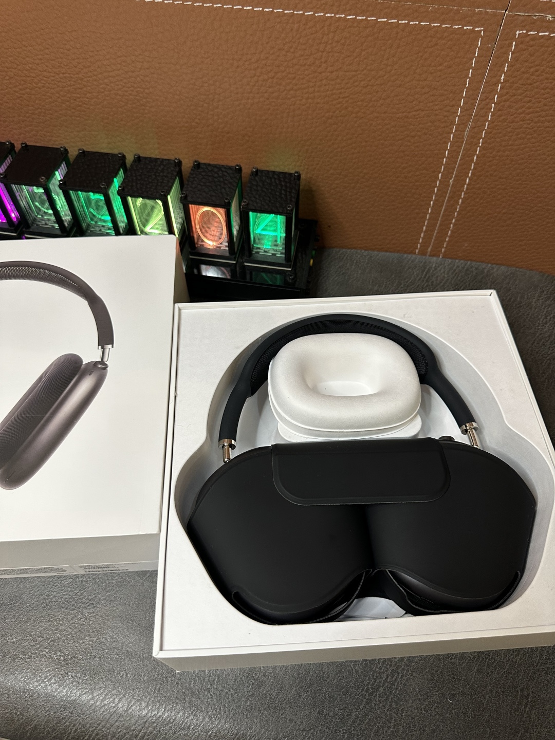 工厂直批 ️深空灰 Apple苹果 AirPodsMax 头戴式耳机 Lightning闪电接口(传统苹果充电口) 跨境电商订单 专供国外平台冲正 目前最稳版本 45db真实降噪/通透效果 音质绝对稳 原装头梁 原装耳帽 佩戴效果与原装无差 原装纸托包装 纸质防尘耳帽 所有细节对标正品 外贸1:1公司货 真实五码合一官网可查 官网配色全系列有货 自己工厂 质量稳定 自家工厂订单 CNC加工金属漆外壳 质感非常细腻 区别市面塑料外壳一眼假 ️ 原装磁吸收纳袋 质感非常高 包装配件全部一致 弹窗电量 本机序列号 激光码 序列号官网可查 弹窗连接 蓝牙改名 定位查找功能全都有 真正外单公司货 不要拿市面百来块的货来比 两个层次的东西 没有可比性 ️ 各位放心冲 到手不满意随时可退 图片均为实拍 照片什么样 实物就是什么样 售后保修三个月 出厂每台都有质检 质量非常稳 ️