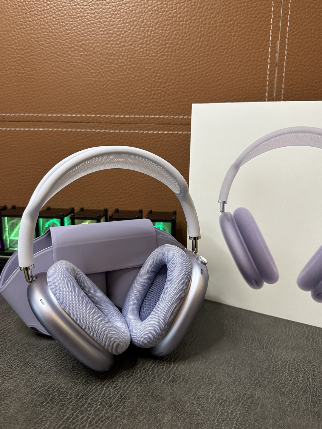 工厂直批💰450‼️紫色
Apple苹果 AirPodsMax头戴式耳机
2024款USB-C接口 配双C口编制线
跨境电商订单 专供国外平台冲正 目前最稳版本
45db真实降噪/通透效果 音质绝对稳
原装头梁 原装耳帽 佩戴效果与原装无差
原装纸托包装 纸质防尘耳帽 所有细节对标正品
外贸1:1公司货 真实五码合一官网可查
官网配色全系列有货 自己工厂 质量稳定
自家工厂订单 CNC加工金属漆外壳 质感非常细腻 区别市面塑料外壳一眼假‼️
原装磁吸收纳袋 质感非常高 包装配件全部一致
弹窗电量 本机序列号 激光码 序列号官网可查
弹窗连接 蓝牙改名 定位查找功能全都有
真正外单公司货 不要拿市面百来块的货来比 两个层次的东西 没有可比性‼️
各位放心冲 到手不满意随时可退
图片均为实拍 照片什么样 实物就是什么样
售后保修三个月 出厂每台都有质检 质量非常稳‼️