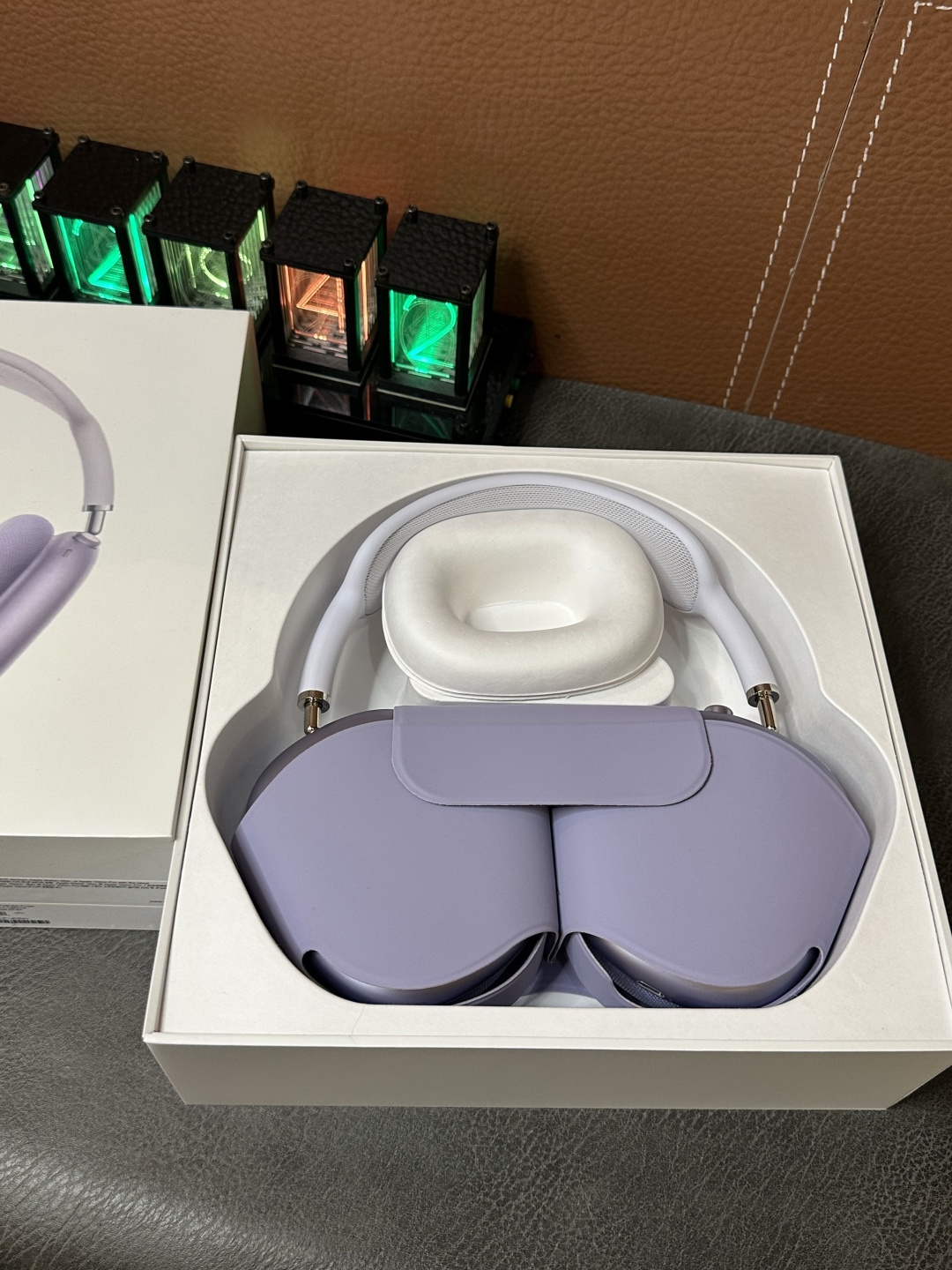 工厂直批💰450‼️紫色
Apple苹果 AirPodsMax头戴式耳机
2024款USB-C接口 配双C口编制线
跨境电商订单 专供国外平台冲正 目前最稳版本
45db真实降噪/通透效果 音质绝对稳
原装头梁 原装耳帽 佩戴效果与原装无差
原装纸托包装 纸质防尘耳帽 所有细节对标正品
外贸1:1公司货 真实五码合一官网可查
官网配色全系列有货 自己工厂 质量稳定
自家工厂订单 CNC加工金属漆外壳 质感非常细腻 区别市面塑料外壳一眼假‼️
原装磁吸收纳袋 质感非常高 包装配件全部一致
弹窗电量 本机序列号 激光码 序列号官网可查
弹窗连接 蓝牙改名 定位查找功能全都有
真正外单公司货 不要拿市面百来块的货来比 两个层次的东西 没有可比性‼️
各位放心冲 到手不满意随时可退
图片均为实拍 照片什么样 实物就是什么样
售后保修三个月 出厂每台都有质检 质量非常稳‼️