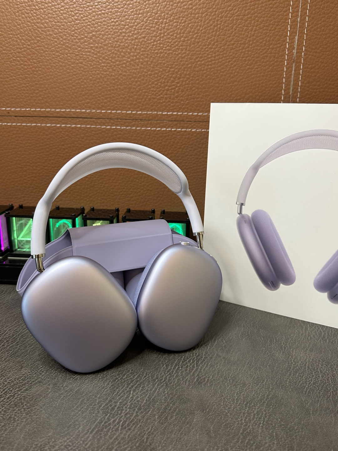 工厂直批💰450‼️紫色
Apple苹果 AirPodsMax头戴式耳机
2024款USB-C接口 配双C口编制线
跨境电商订单 专供国外平台冲正 目前最稳版本
45db真实降噪/通透效果 音质绝对稳
原装头梁 原装耳帽 佩戴效果与原装无差
原装纸托包装 纸质防尘耳帽 所有细节对标正品
外贸1:1公司货 真实五码合一官网可查
官网配色全系列有货 自己工厂 质量稳定
自家工厂订单 CNC加工金属漆外壳 质感非常细腻 区别市面塑料外壳一眼假‼️
原装磁吸收纳袋 质感非常高 包装配件全部一致
弹窗电量 本机序列号 激光码 序列号官网可查
弹窗连接 蓝牙改名 定位查找功能全都有
真正外单公司货 不要拿市面百来块的货来比 两个层次的东西 没有可比性‼️
各位放心冲 到手不满意随时可退
图片均为实拍 照片什么样 实物就是什么样
售后保修三个月 出厂每台都有质检 质量非常稳‼️