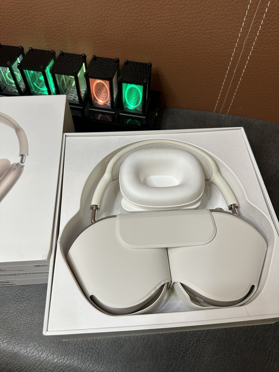 工厂直批💰450‼️星光色
Apple苹果 AirPodsMax头戴式耳机
2024款USB-C接口 配双C口编制线
跨境电商订单 专供国外平台冲正 目前最稳版本
45db真实降噪/通透效果 音质绝对稳
原装头梁 原装耳帽 佩戴效果与原装无差
原装纸托包装 纸质防尘耳帽 所有细节对标正品
外贸1:1公司货 真实五码合一官网可查
官网配色全系列有货 自己工厂 质量稳定
自家工厂订单 CNC加工金属漆外壳 质感非常细腻 区别市面塑料外壳一眼假‼️
原装磁吸收纳袋 质感非常高 包装配件全部一致
弹窗电量 本机序列号 激光码 序列号官网可查
弹窗连接 蓝牙改名 定位查找功能全都有
真正外单公司货 不要拿市面百来块的货来比 两个层次的东西 没有可比性‼️
各位放心冲 到手不满意随时可退
图片均为实拍 照片什么样 实物就是什么样
售后保修三个月 出厂每台都有质检 质量非常稳‼️