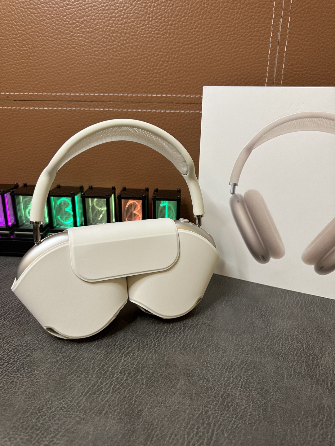 工厂直批💰450‼️星光色
Apple苹果 AirPodsMax头戴式耳机
2024款USB-C接口 配双C口编制线
跨境电商订单 专供国外平台冲正 目前最稳版本
45db真实降噪/通透效果 音质绝对稳
原装头梁 原装耳帽 佩戴效果与原装无差
原装纸托包装 纸质防尘耳帽 所有细节对标正品
外贸1:1公司货 真实五码合一官网可查
官网配色全系列有货 自己工厂 质量稳定
自家工厂订单 CNC加工金属漆外壳 质感非常细腻 区别市面塑料外壳一眼假‼️
原装磁吸收纳袋 质感非常高 包装配件全部一致
弹窗电量 本机序列号 激光码 序列号官网可查
弹窗连接 蓝牙改名 定位查找功能全都有
真正外单公司货 不要拿市面百来块的货来比 两个层次的东西 没有可比性‼️
各位放心冲 到手不满意随时可退
图片均为实拍 照片什么样 实物就是什么样
售后保修三个月 出厂每台都有质检 质量非常稳‼️