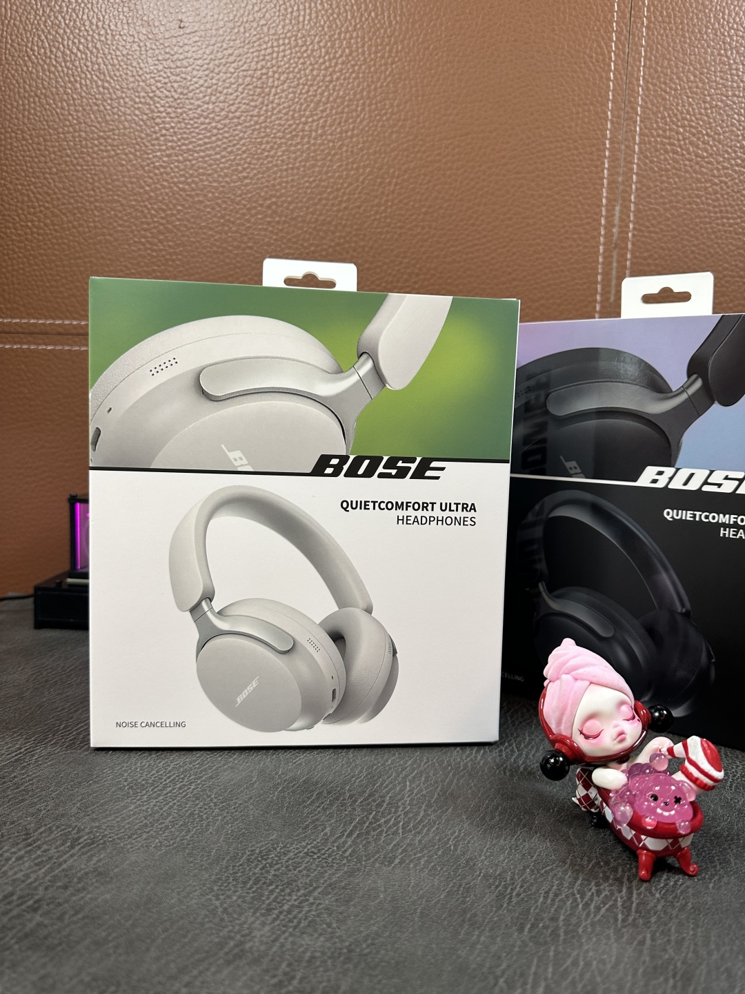 批💰150 新款上新‼️
外贸爆款 Bose QuietComfort消噪耳机Ultra 头戴式 主动降噪蓝牙耳机
外贸平台爆款 Bose 头戴式耳机 采用蓝牙5.3  
大厂出品 质量非常稳 音质也相当出色 可用音频线连接电脑 
看视频电影 玩游戏无延迟 耳机带麦 清晰麦克风使用无滤 
耳机整体设计重量很轻 佩戴轻盈舒适 海绵耳帽非常软弱 久戴不痛不伤耳朵 
带耳机包 外出携带很方便 伸缩杆设计 可自由调节长度 可折叠 
户外 旅行 达人必须品 颜值也非常高 带上超级出片
苹果 安卓通用 首次手动连接 二次自动连接 非常方便 
带加减音量按钮（按一下调节音量、长按可切换歌曲）非常方便 续航5小时左右 
俩个配色：经典黑 晨雾白
售后：不影响二次销售可退换 保修三个月‼️