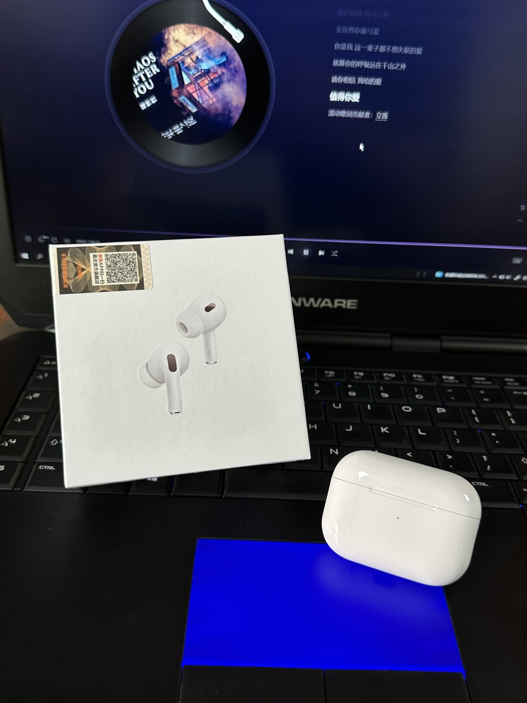 工厂批💰260‼️
AirPods pro2 USB-C(六代)京东充正版‼️
全新升级真实对话感知 自适应音频
真实空间音频 头部跟踪 主动降噪 降噪通透效果达100% 续航可达6-10小时 待机一个月以上
支持滑动调节音量 无缝切换 一拖二
带原装蜂鸣器:充电音效 开盖音效 连接成功音效
定制慧联277芯片 稳定性超高 售后率极低
原装壳料 还原原装美文缝 上手体验非常高级
弹窗连接 本机序列号 官网可查 蓝牙改名字
双捏切歌等操作 长按切换降噪通透模式
定位查找 正品有的功能都有 真实ANC通透 降噪双模式 升级纽扣电池 实测听歌6-10小时
真石墨烯振膜喇叭 高频清脆低频有力 音质可秒杀所有版本 安卓系统可链接‼️
正品有的功能都有 完美复刻‼️
下单配:京东发票-京东打包盒-无线充-挂绳-个性保护壳 全套配件‼️
售后:保修三个月 耳机外观没磨损支持退换‼️‼️