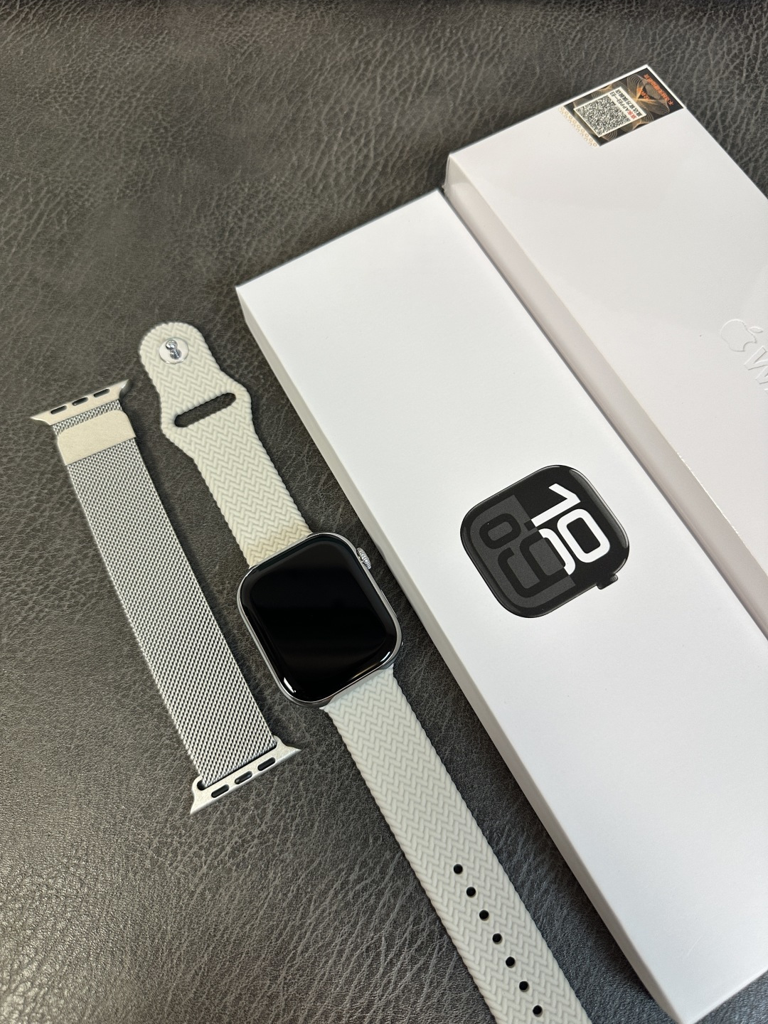 支持登录微信‼️💰280
苹果Apple Watch Series10苹果手表 京东升级版
新增回复微信消息功能‼️各位期待的升级款来了
目前唯一能在手表上直接回复微信消息的1:1苹果手表
莆田京东升级款 外包装跟正品一样带苹果图标
到手逼格跟正品无异!区别市面华强北一眼假版本
46mm不锈钢表壳 标配Amoled高清屏 黑边非常小
398mah高压电池 常规使用续航可达3天左右
全触海栎创816D触控方案 操作顺滑 运行流畅不卡顿
IP67级防水
新增功能1️⃣
健康监测,贴心守护:内置专业的心率、血压、血氧传感器,实时精准监测身体指标。睡眠监测功能也很强大,能分析睡眠质量,给出改善建议,就像私人健康管家,时刻关注身体状况
新增功能2️⃣
蓝牙5.3连接超稳定,来电、短信、微信等通知实时提醒,支持手表回复微信消息!AI语音助手超智能,查天气、设闹钟等
新增功能3️⃣
支持运动记录助力锻炼:支持跑步、骑行、瑜伽等几十种运动模式,自动识别运动状态,精准记录运动轨迹、步数、卡路里消耗等数据。
新增功能4️⃣
支持微信、支付宝双支付,出门不用带钱包,抬手一扫就能付款,购物、乘车超方便。还具备NFC功能,刷门禁轻松进出小区、办公楼。
新增功能5️⃣
支持下载小软件 上传照片/音乐等操作
手表可存储音乐 不带手机也能连接蓝牙耳机听歌
功能非常多 欢迎各位到手亲自把玩!
手表支持售后保修
非人为造成的免费保修三个月 手表膜不撕支持退换‼️