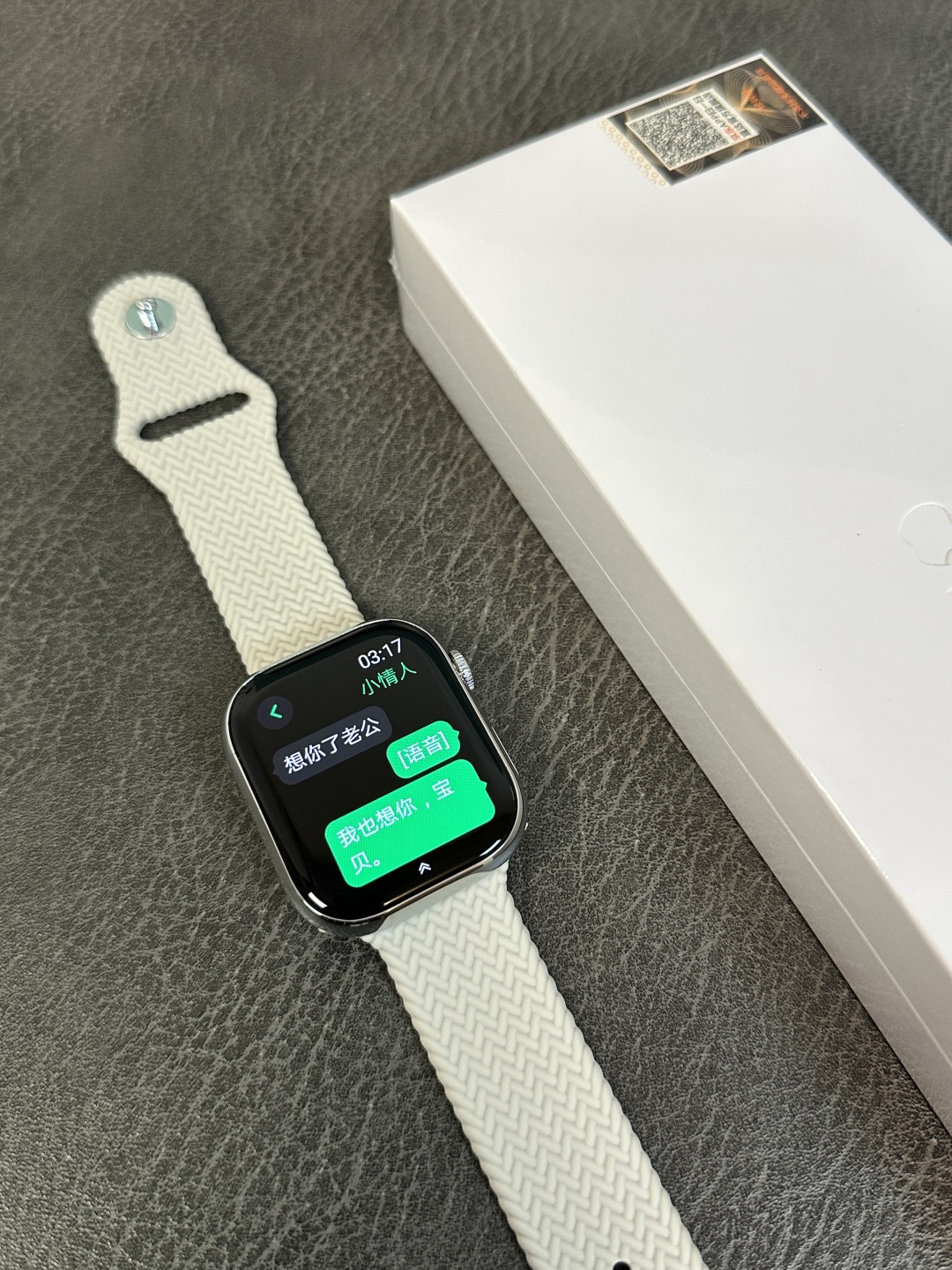 支持登录微信‼️💰280
苹果Apple Watch Series10苹果手表 京东升级版
新增回复微信消息功能‼️各位期待的升级款来了
目前唯一能在手表上直接回复微信消息的1:1苹果手表
莆田京东升级款 外包装跟正品一样带苹果图标
到手逼格跟正品无异!区别市面华强北一眼假版本
46mm不锈钢表壳 标配Amoled高清屏 黑边非常小
398mah高压电池 常规使用续航可达3天左右
全触海栎创816D触控方案 操作顺滑 运行流畅不卡顿
IP67级防水
新增功能1️⃣
健康监测,贴心守护:内置专业的心率、血压、血氧传感器,实时精准监测身体指标。睡眠监测功能也很强大,能分析睡眠质量,给出改善建议,就像私人健康管家,时刻关注身体状况
新增功能2️⃣
蓝牙5.3连接超稳定,来电、短信、微信等通知实时提醒,支持手表回复微信消息!AI语音助手超智能,查天气、设闹钟等
新增功能3️⃣
支持运动记录助力锻炼:支持跑步、骑行、瑜伽等几十种运动模式,自动识别运动状态,精准记录运动轨迹、步数、卡路里消耗等数据。
新增功能4️⃣
支持微信、支付宝双支付,出门不用带钱包,抬手一扫就能付款,购物、乘车超方便。还具备NFC功能,刷门禁轻松进出小区、办公楼。
新增功能5️⃣
支持下载小软件 上传照片/音乐等操作
手表可存储音乐 不带手机也能连接蓝牙耳机听歌
功能非常多 欢迎各位到手亲自把玩!
手表支持售后保修
非人为造成的免费保修三个月 手表膜不撕支持退换‼️