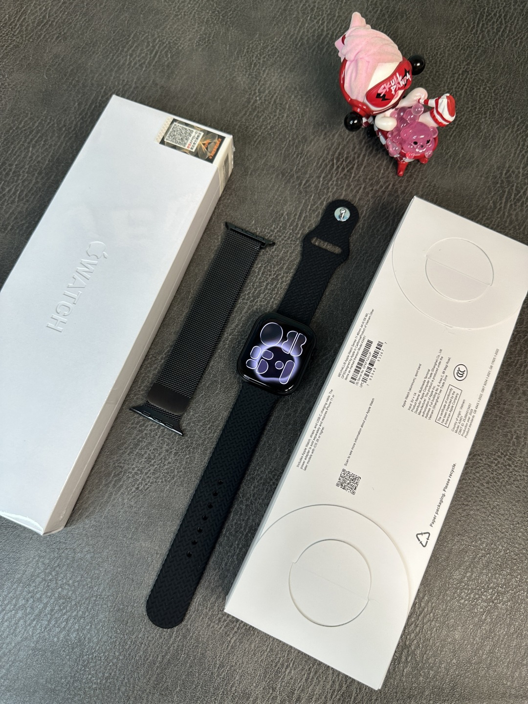 新款上新 支持登录微信‼️💰280
苹果Apple Watch Series11手表升级版
新增回复微信消息功能‼️期待已久的功能来了
目前唯一能在手表上直接回复微信消息的1:1苹果手表
莆田京东升级款 外包装跟正品一样带苹果图标
到手逼格跟正品无异!区别市面华强北一眼假版本
46mm不锈钢表壳 标配Amoled高清屏 黑边非常小
398mah高压电池 常规使用续航可达3天左右
全触海栎创816D触控方案 操作顺滑 运行流畅不卡顿
新增功能1️⃣
健康监测,贴心守护:内置专业的心率、血压、血氧传感器,实时精准监测身体指标。睡眠监测功能也很强大,能分析睡眠质量,给出改善建议,就像私人健康管家,时刻关注身体状况
新增功能2️⃣
蓝牙5.3连接超稳定,来电、短信、微信等通知实时提醒,支持手表回复微信消息!AI语音助手超智能,查天气、设闹钟等
新增功能3️⃣
支持运动记录助力锻炼:支持跑步、骑行、瑜伽等几十种运动模式,自动识别运动状态,精准记录运动轨迹、步数、卡路里消耗等数据。
新增功能4️⃣
支持微信、支付宝双支付,出门不用带钱包,抬手一扫就能付款,购物、乘车超方便。还具备NFC功能,刷门禁轻松进出小区、办公楼。
新增功能5️⃣
支持下载小软件 上传照片/音乐等操作
手表可存储音乐 不带手机也能连接蓝牙耳机听歌
功能非常多 欢迎各位到手亲自把玩!
手表支持售后保修
非人为造成的免费保修三个月 手表膜不撕支持退换‼️