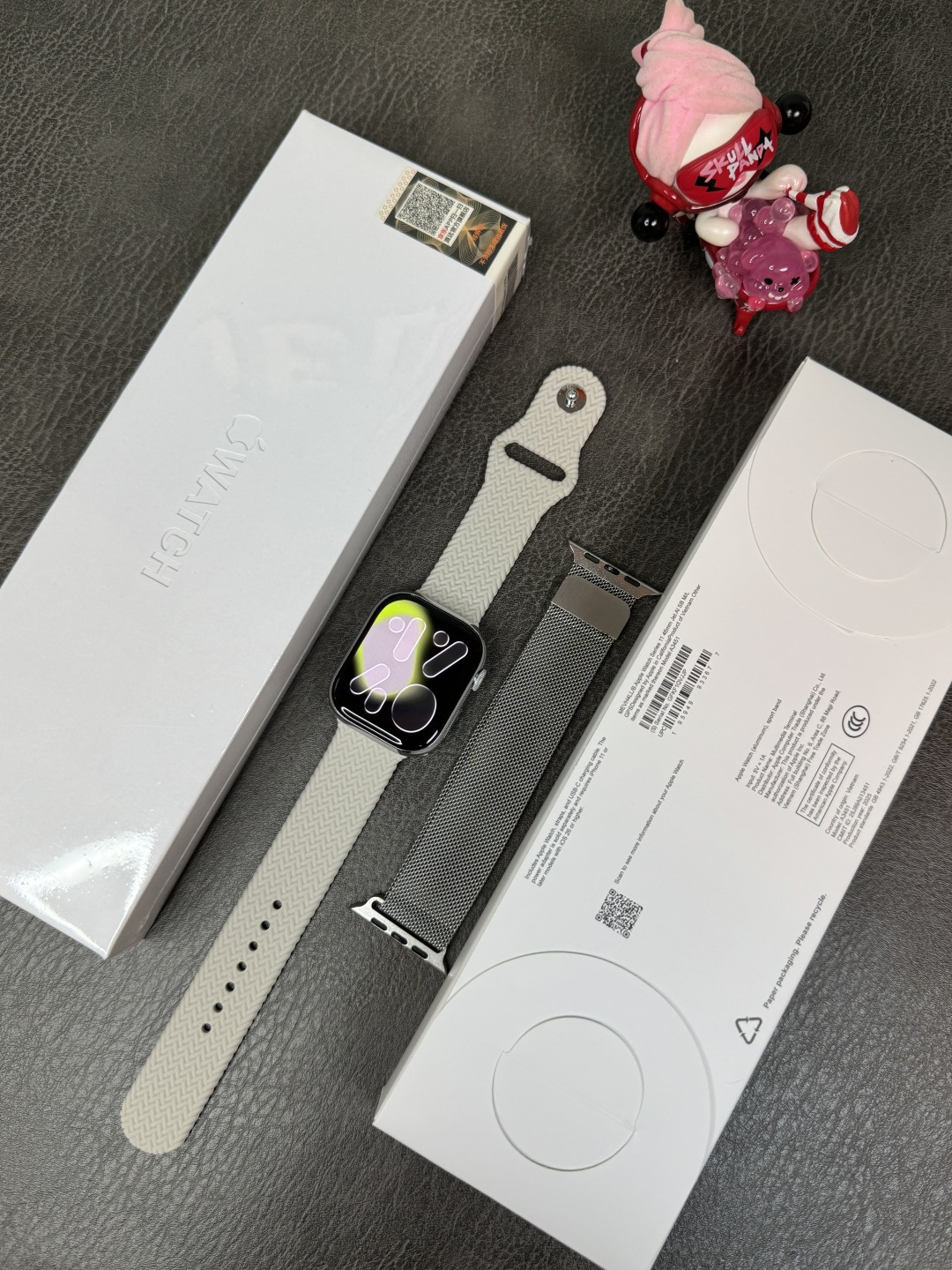 新款上新 支持登录微信‼️💰280
苹果Apple Watch Series11手表升级版
新增回复微信消息功能‼️期待已久的功能来了
目前唯一能在手表上直接回复微信消息的1:1苹果手表
莆田京东升级款 外包装跟正品一样带苹果图标
到手逼格跟正品无异!区别市面华强北一眼假版本
46mm不锈钢表壳 标配Amoled高清屏 黑边非常小
398mah高压电池 常规使用续航可达3天左右
全触海栎创816D触控方案 操作顺滑 运行流畅不卡顿
新增功能1️⃣
健康监测,贴心守护:内置专业的心率、血压、血氧传感器,实时精准监测身体指标。睡眠监测功能也很强大,能分析睡眠质量,给出改善建议,就像私人健康管家,时刻关注身体状况
新增功能2️⃣
蓝牙5.3连接超稳定,来电、短信、微信等通知实时提醒,支持手表回复微信消息!AI语音助手超智能,查天气、设闹钟等
新增功能3️⃣
支持运动记录助力锻炼:支持跑步、骑行、瑜伽等几十种运动模式,自动识别运动状态,精准记录运动轨迹、步数、卡路里消耗等数据。
新增功能4️⃣
支持微信、支付宝双支付,出门不用带钱包,抬手一扫就能付款,购物、乘车超方便。还具备NFC功能,刷门禁轻松进出小区、办公楼。
新增功能5️⃣
支持下载小软件 上传照片/音乐等操作
手表可存储音乐 不带手机也能连接蓝牙耳机听歌
功能非常多 欢迎各位到手亲自把玩!
手表支持售后保修
非人为造成的免费保修三个月 手表膜不撕支持退换‼️