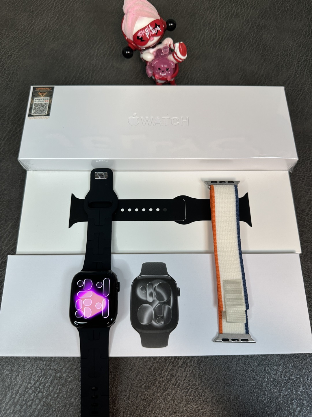 新款上新 支持登录微信‼️💰280
苹果Apple Watch Series11手表升级版
新增回复微信消息功能‼️期待已久的功能来了
目前唯一能在手表上直接回复微信消息的1:1苹果手表
莆田京东升级款 外包装跟正品一样带苹果图标
到手逼格跟正品无异!区别市面华强北一眼假版本
42mm不锈钢表壳 标配Amoled高清屏 黑边非常小
398mah高压电池 常规使用续航可达3天左右
全触海栎创816D触控方案 操作顺滑 运行流畅不卡顿
新增功能1️⃣
健康监测,贴心守护:内置专业的心率、血压、血氧传感器,实时精准监测身体指标。睡眠监测功能也很强大,能分析睡眠质量,给出改善建议,就像私人健康管家,时刻关注身体状况
新增功能2️⃣
蓝牙5.3连接超稳定,来电、短信、微信等通知实时提醒,支持手表回复微信消息!AI语音助手超智能,查天气、设闹钟等
新增功能3️⃣
支持运动记录助力锻炼:支持跑步、骑行、瑜伽等几十种运动模式,自动识别运动状态,精准记录运动轨迹、步数、卡路里消耗等数据。
新增功能4️⃣
支持微信、支付宝双支付,出门不用带钱包,抬手一扫就能付款,购物、乘车超方便。还具备NFC功能,刷门禁轻松进出小区、办公楼。
新增功能5️⃣
支持下载小软件 上传照片/音乐等操作
手表可存储音乐 不带手机也能连接蓝牙耳机听歌
功能非常多 欢迎各位到手亲自把玩!
手表支持售后保修
非人为造成的免费保修三个月 手表膜不撕支持退换‼️