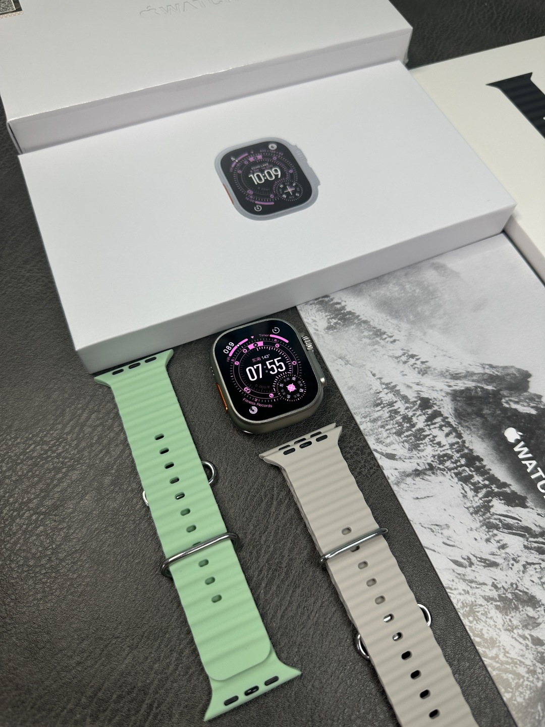 新款更新‼️批💰300
苹果AppleWatch Ultra3苹果手表 京东升级版
新增回复微信消息功能‼️各位期待的升级款来了
目前唯一能在手表上直接回复微信消息的1:1苹果手表
莆田京东升级款 外包装跟正品一样带苹果图标
到手逼格跟正品无异!区别市面华强北一眼假版本
49mm钛合金表壳 标配Amoled高清屏 黑边非常小
398mah高压电池 常规使用续航可达3天左右
全触海栎创816D触控方案 操作顺滑 运行流畅不卡顿
新增功能1️⃣
健康监测,贴心守护:内置专业的心率、血压、血氧传感器,实时精准监测身体指标。睡眠监测功能也很强大,能分析睡眠质量,给出改善建议,就像私人健康管家,时刻关注身体状况
新增功能2️⃣
蓝牙5.3连接超稳定,来电、短信、微信等通知实时提醒,支持手表回复微信消息!AI语音助手超智能,查天气、设闹钟等
新增功能3️⃣
支持运动记录助力锻炼:支持跑步、骑行、瑜伽等几十种运动模式,自动识别运动状态,精准记录运动轨迹、步数、卡路里消耗等数据。
新增功能4️⃣
支持微信、支付宝双支付,出门不用带钱包,抬手一扫就能付款,购物、乘车超方便。还具备NFC功能,刷门禁轻松进出小区、办公楼。
新增功能5️⃣
支持下载小软件 上传照片/音乐等操作
手表可存储音乐 不带手机也能连接蓝牙耳机听歌
功能非常多 欢迎各位到手亲自把玩!
手表支持售后保修
非人为造成的免费保修三个月 屏幕膜不撕支持退换‼️