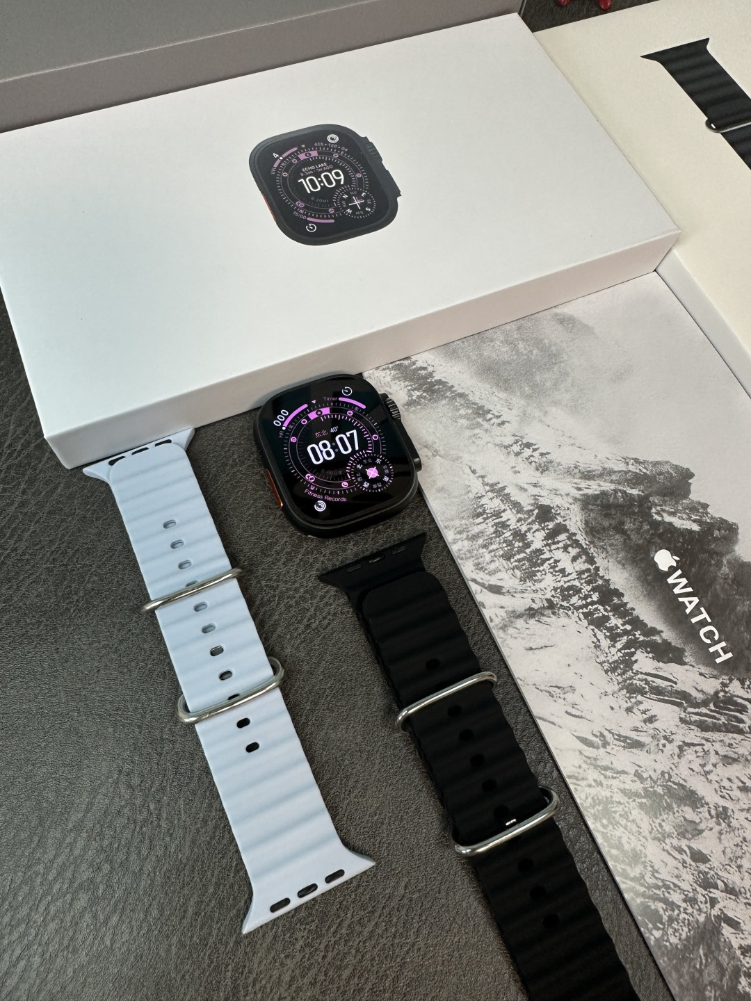新款更新‼️批💰300
苹果AppleWatch Ultra3苹果手表 京东升级版
新增回复微信消息功能‼️各位期待的升级款来了
目前唯一能在手表上直接回复微信消息的1:1苹果手表
莆田京东升级款 外包装跟正品一样带苹果图标
到手逼格跟正品无异!区别市面华强北一眼假版本
49mm钛合金表壳 标配Amoled高清屏 黑边非常小
398mah高压电池 常规使用续航可达3天左右
全触海栎创816D触控方案 操作顺滑 运行流畅不卡顿
新增功能1️⃣
健康监测,贴心守护:内置专业的心率、血压、血氧传感器,实时精准监测身体指标。睡眠监测功能也很强大,能分析睡眠质量,给出改善建议,就像私人健康管家,时刻关注身体状况
新增功能2️⃣
蓝牙5.3连接超稳定,来电、短信、微信等通知实时提醒,支持手表回复微信消息!AI语音助手超智能,查天气、设闹钟等
新增功能3️⃣
支持运动记录助力锻炼:支持跑步、骑行、瑜伽等几十种运动模式,自动识别运动状态,精准记录运动轨迹、步数、卡路里消耗等数据。
新增功能4️⃣
支持微信、支付宝双支付,出门不用带钱包,抬手一扫就能付款,购物、乘车超方便。还具备NFC功能,刷门禁轻松进出小区、办公楼。
新增功能5️⃣
支持下载小软件 上传照片/音乐等操作
手表可存储音乐 不带手机也能连接蓝牙耳机听歌
功能非常多 欢迎各位到手亲自把玩!
手表支持售后保修
非人为造成的免费保修三个月 屏幕膜不撕支持退换‼️