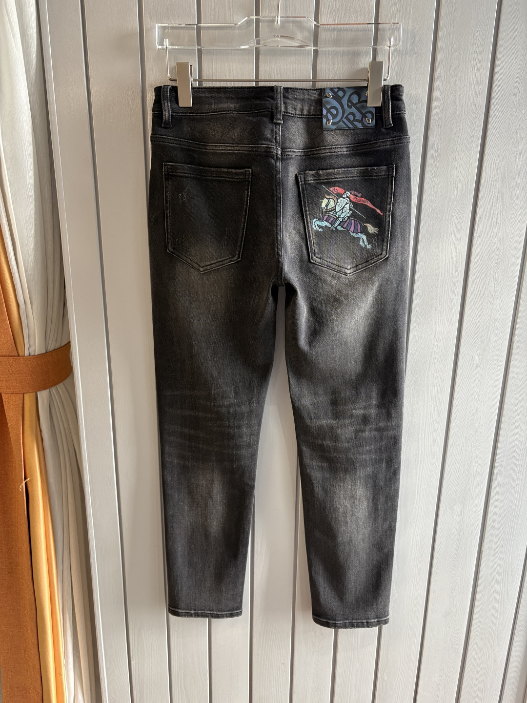 专柜🆕2025秋冬设计推荐 热卖牛仔裤🆕柔软亲肤面料 奢华头层牛皮腰牌 经典蓝洗水 专柜限量款 奢华感订