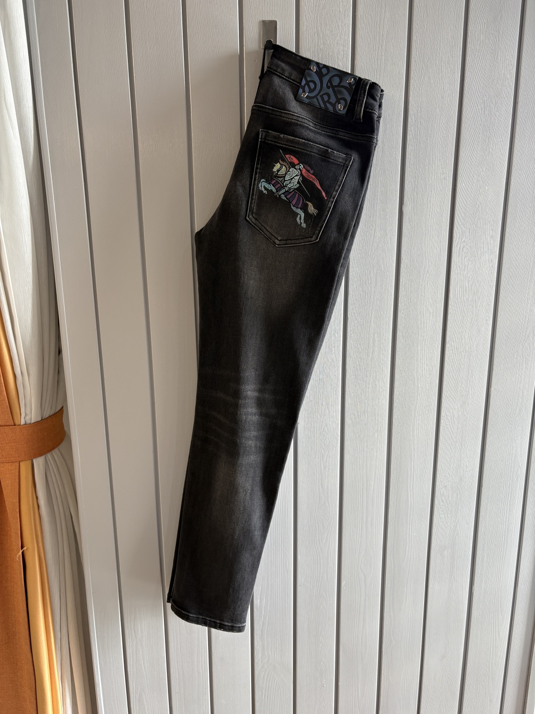 专柜🆕2025秋冬设计推荐 热卖牛仔裤🆕柔软亲肤面料 奢华头层牛皮腰牌 经典蓝洗水 专柜限量款 奢华感订