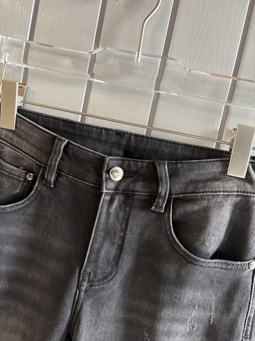 专柜🆕2025秋冬设计推荐 热卖牛仔裤🆕柔软亲肤面料 奢华头层牛皮腰牌 经典蓝洗水 专柜限量款 奢华感订