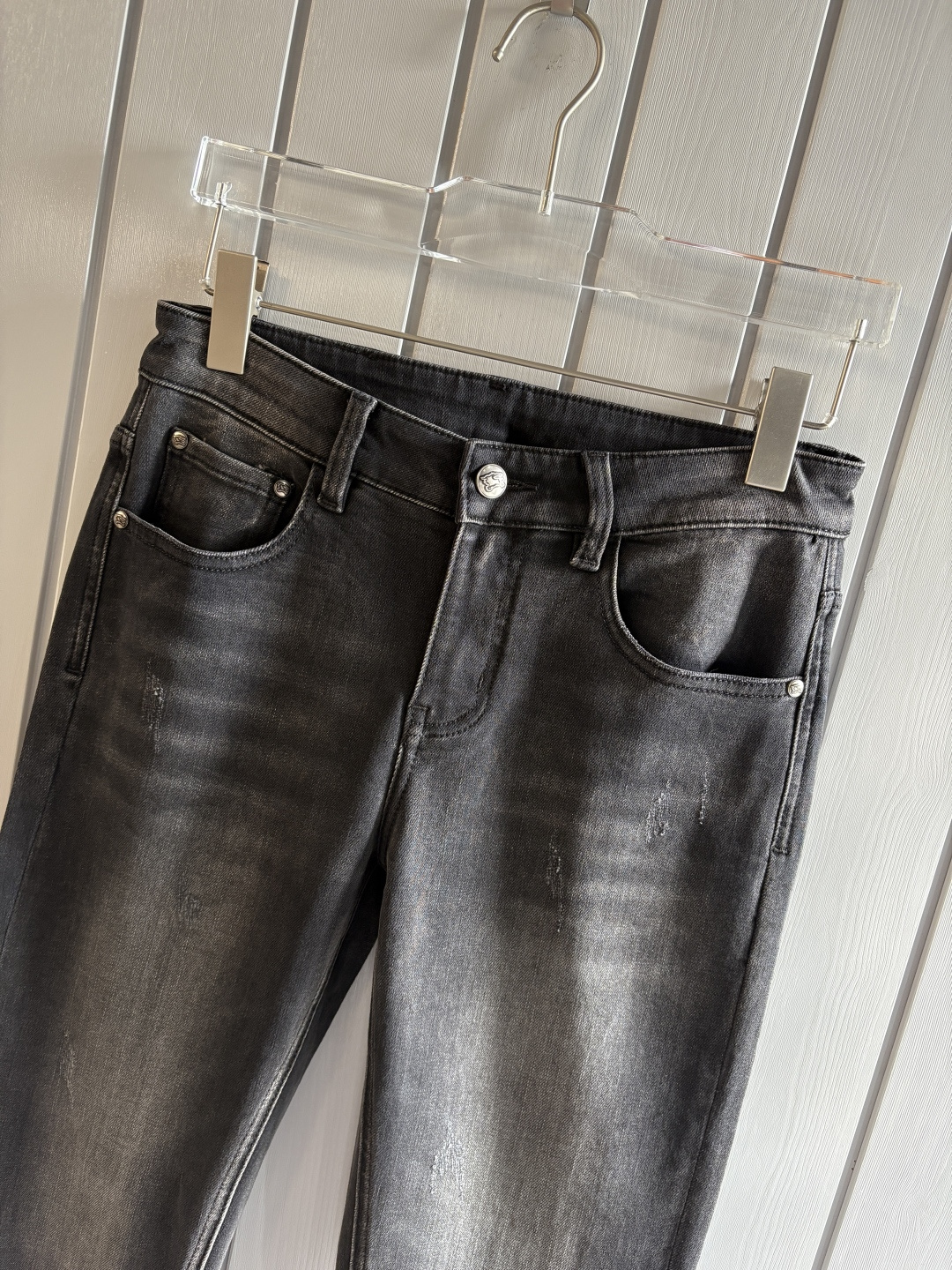 专柜🆕2025秋冬设计推荐 热卖牛仔裤🆕柔软亲肤面料 奢华头层牛皮腰牌 经典蓝洗水 专柜限量款 奢华感订