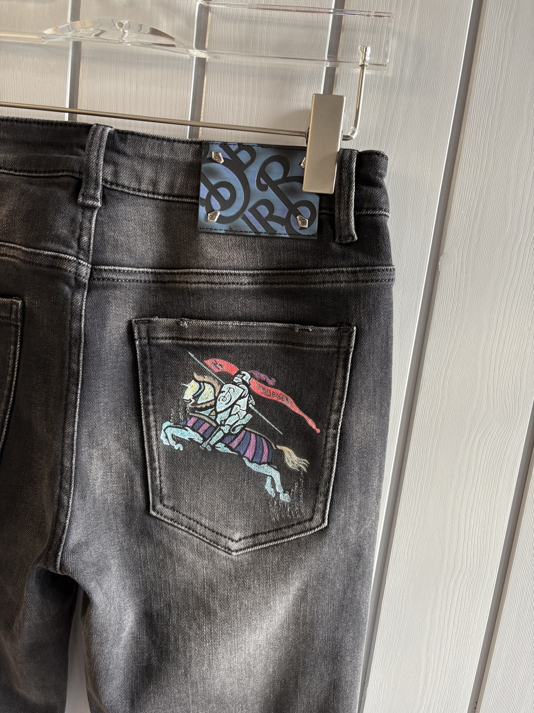 专柜🆕2025秋冬设计推荐 热卖牛仔裤🆕柔软亲肤面料 奢华头层牛皮腰牌 经典蓝洗水 专柜限量款 奢华感订