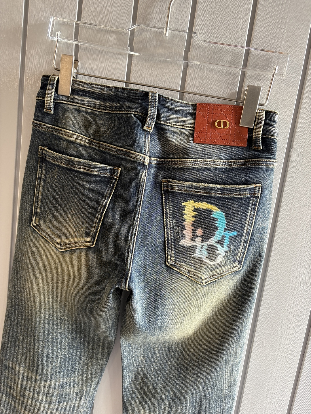 专柜🆕2025秋冬设计推荐 热卖牛仔裤🆕柔软亲肤面料 奢华头层牛皮腰牌 经典蓝洗水 专柜限量款 奢华感订