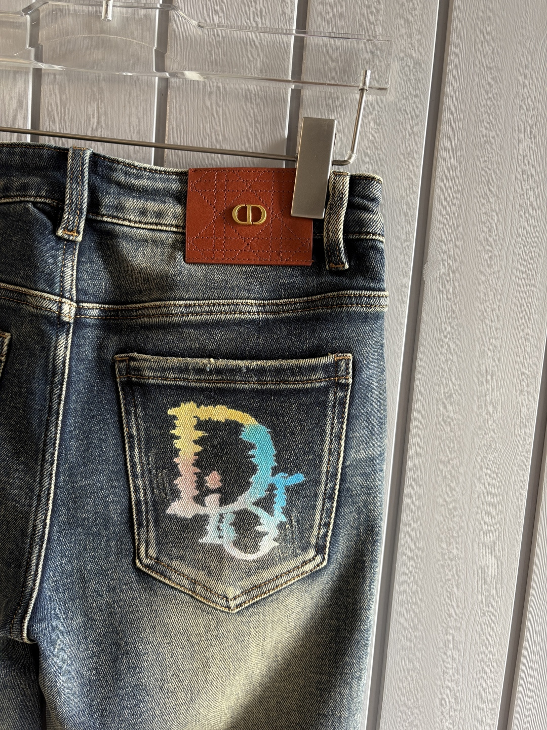 专柜🆕2025秋冬设计推荐 热卖牛仔裤🆕柔软亲肤面料 奢华头层牛皮腰牌 经典蓝洗水 专柜限量款 奢华感订