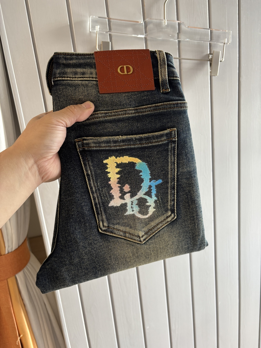 专柜🆕2025秋冬设计推荐 热卖牛仔裤🆕柔软亲肤面料 奢华头层牛皮腰牌 经典蓝洗水 专柜限量款 奢华感订