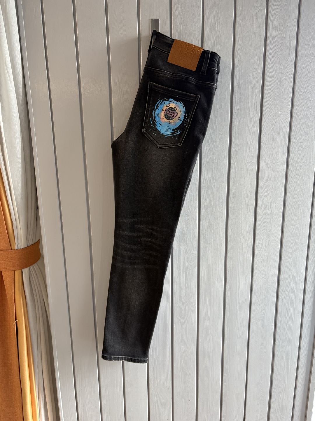 专柜🆕2025秋冬设计推荐 热卖牛仔裤🆕柔软亲肤面料 奢华头层牛皮腰牌 经典蓝洗水 专柜限量款 奢华感订