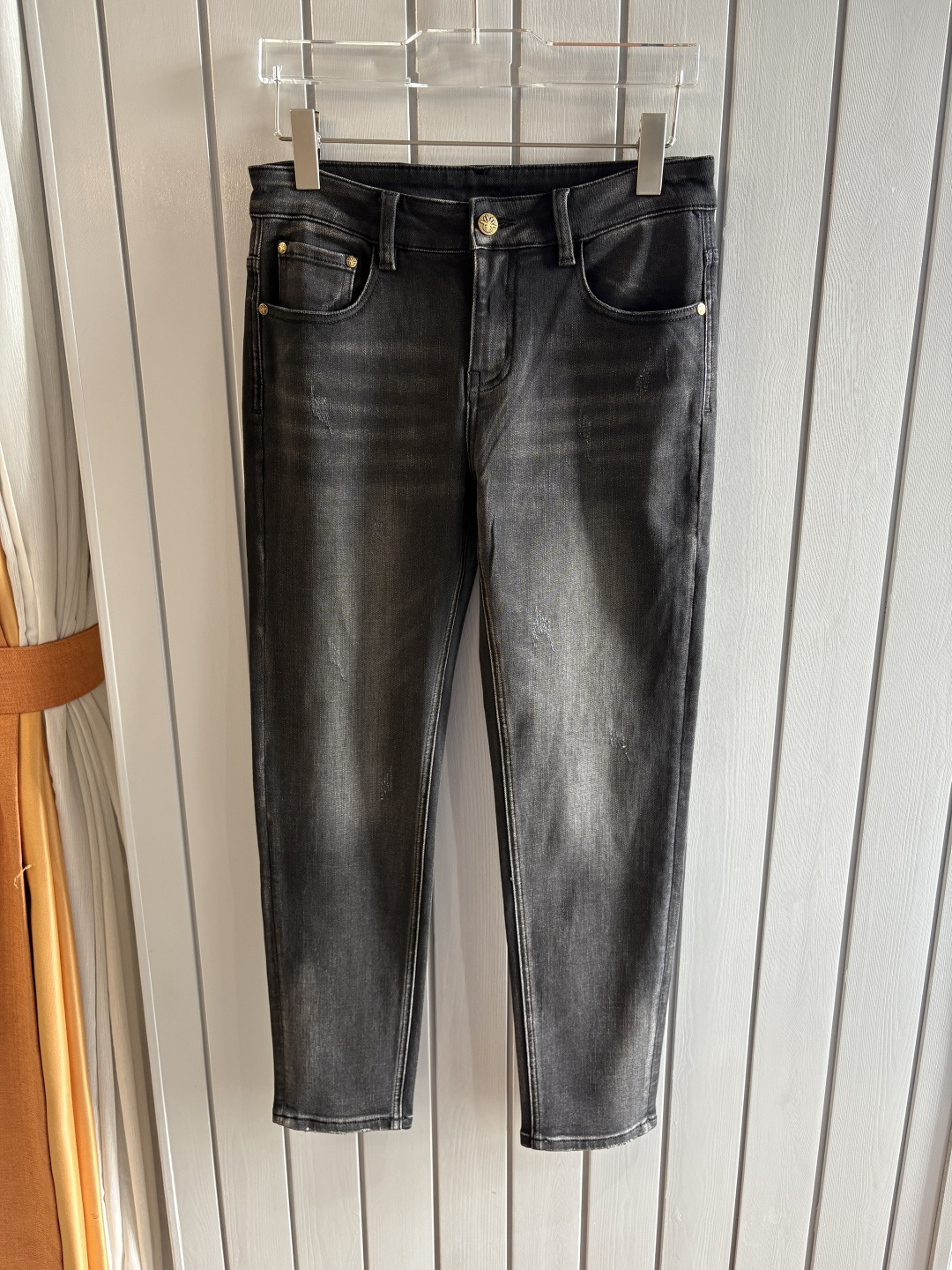 专柜🆕2025秋冬设计推荐 热卖牛仔裤🆕柔软亲肤面料 奢华头层牛皮腰牌 经典蓝洗水 专柜限量款 奢华感订