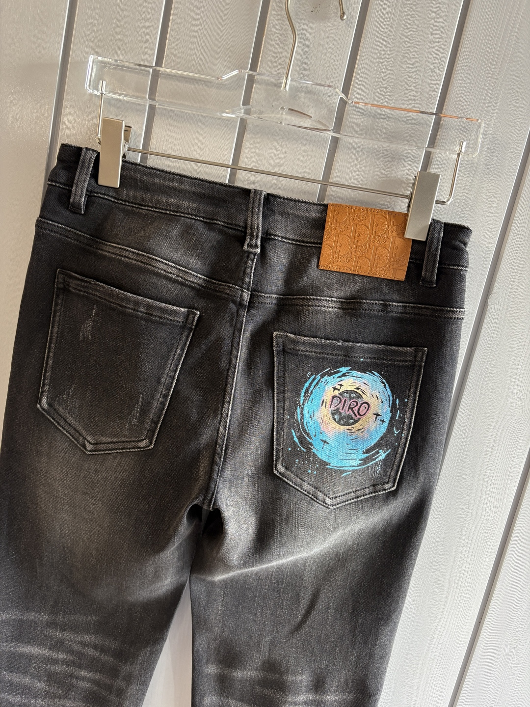 专柜🆕2025秋冬设计推荐 热卖牛仔裤🆕柔软亲肤面料 奢华头层牛皮腰牌 经典蓝洗水 专柜限量款 奢华感订