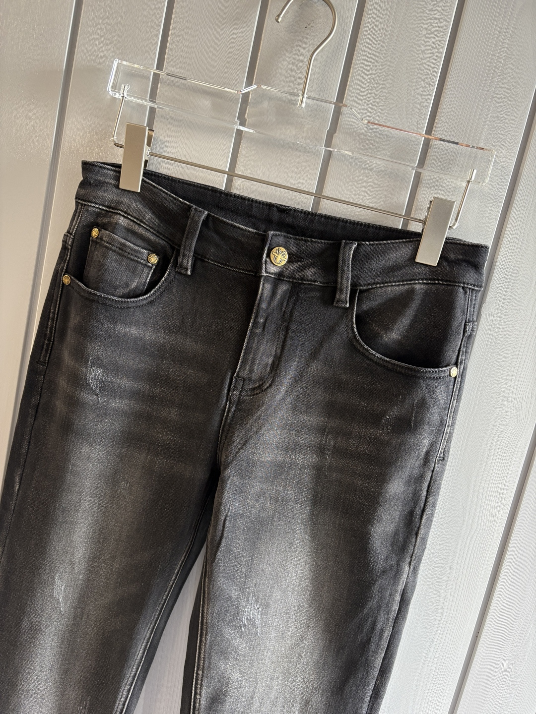 专柜🆕2025秋冬设计推荐 热卖牛仔裤🆕柔软亲肤面料 奢华头层牛皮腰牌 经典蓝洗水 专柜限量款 奢华感订