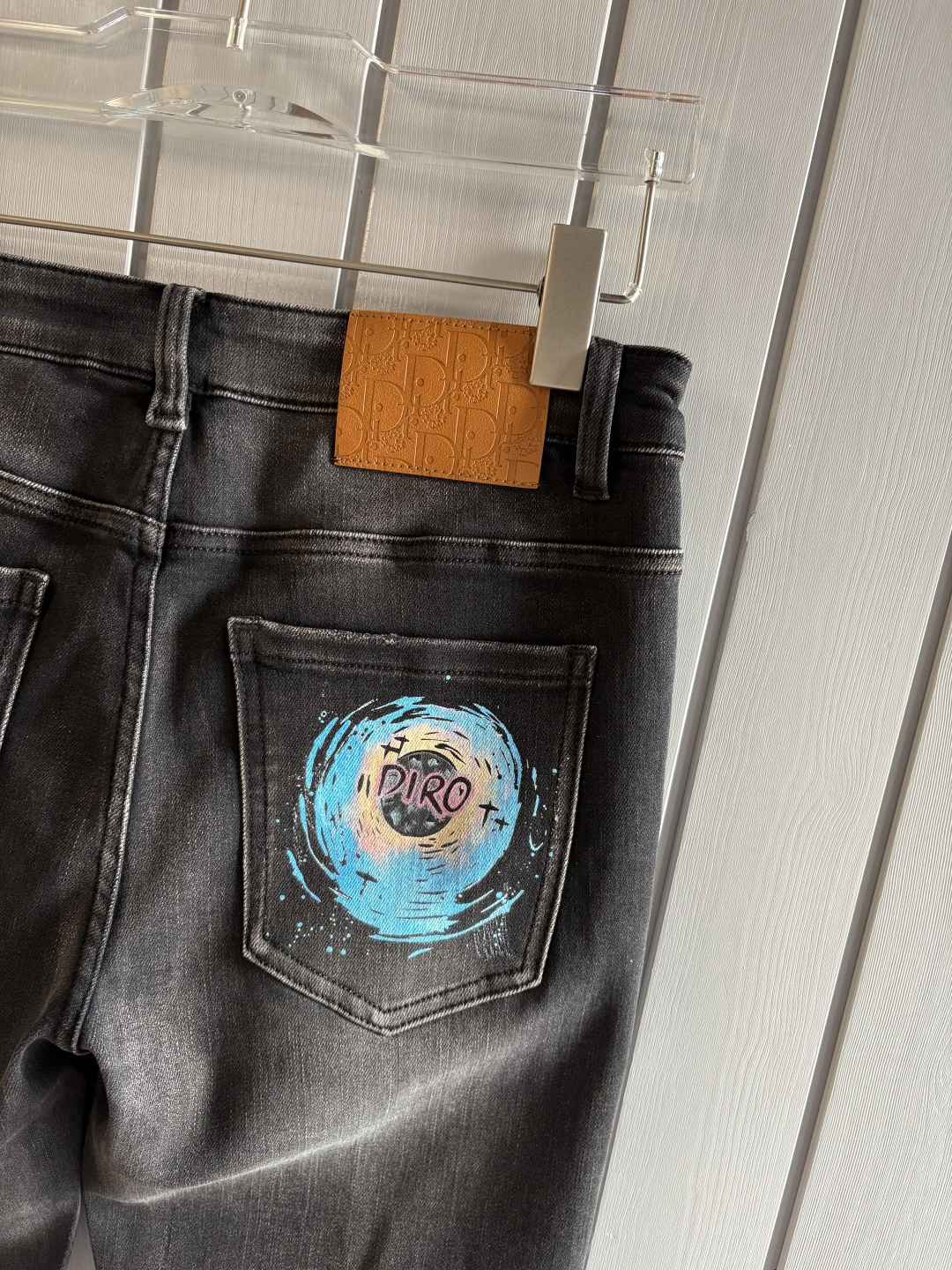 专柜🆕2025秋冬设计推荐 热卖牛仔裤🆕柔软亲肤面料 奢华头层牛皮腰牌 经典蓝洗水 专柜限量款 奢华感订