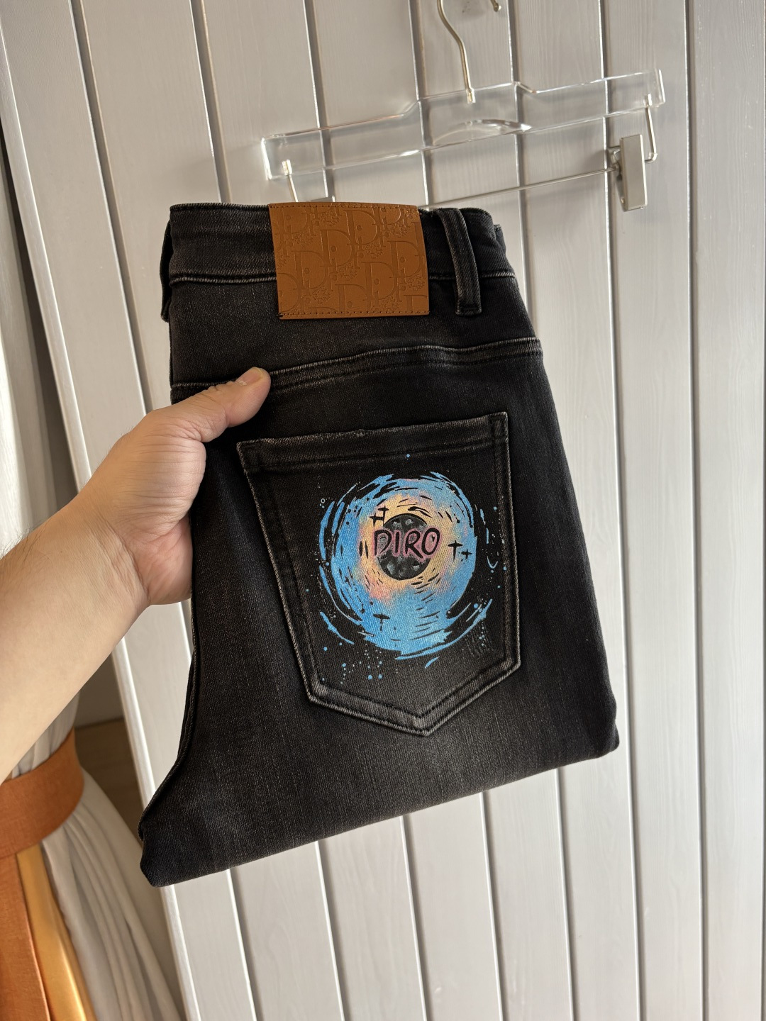 专柜🆕2025秋冬设计推荐 热卖牛仔裤🆕柔软亲肤面料 奢华头层牛皮腰牌 经典蓝洗水 专柜限量款 奢华感订