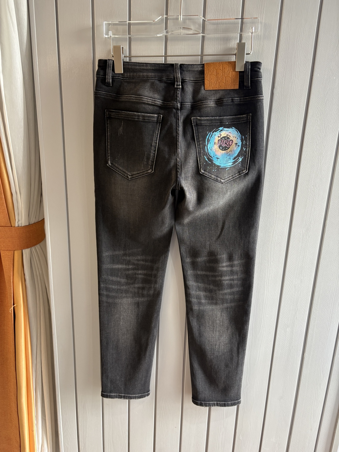 专柜🆕2025秋冬设计推荐 热卖牛仔裤🆕柔软亲肤面料 奢华头层牛皮腰牌 经典蓝洗水 专柜限量款 奢华感订