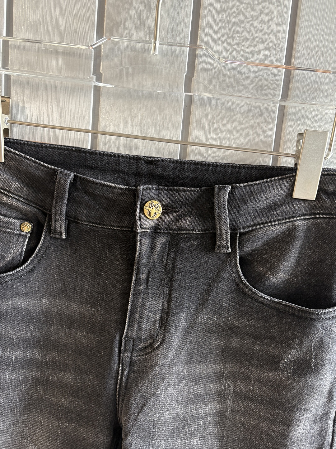 专柜🆕2025秋冬设计推荐 热卖牛仔裤🆕柔软亲肤面料 奢华头层牛皮腰牌 经典蓝洗水 专柜限量款 奢华感订