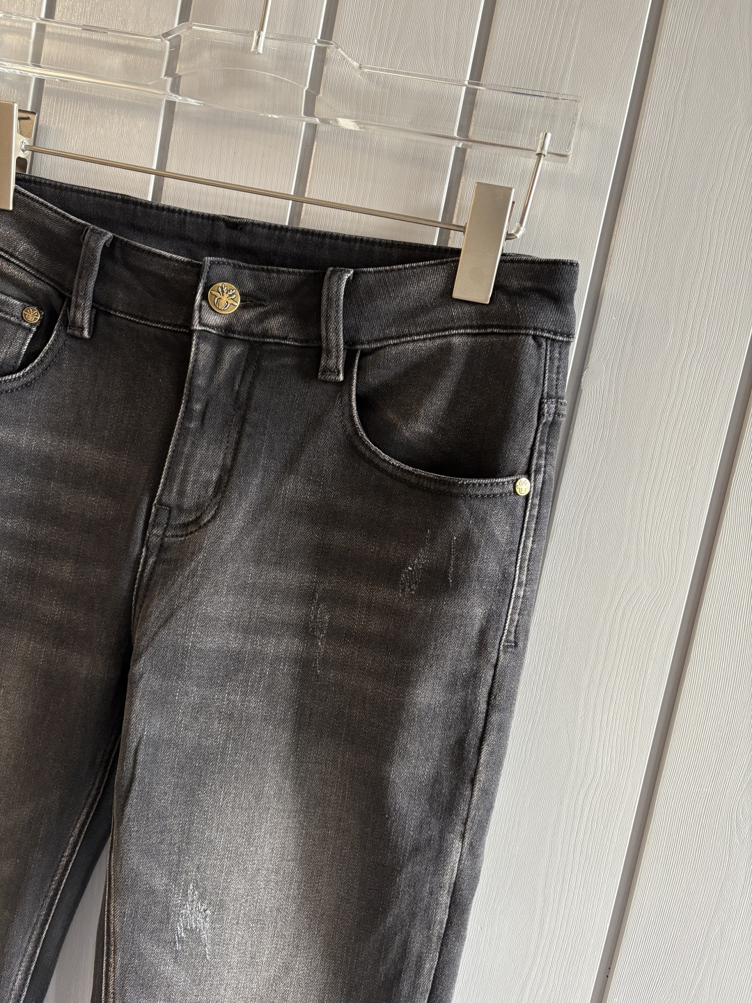 专柜🆕2025秋冬设计推荐 热卖牛仔裤🆕柔软亲肤面料 奢华头层牛皮腰牌 经典蓝洗水 专柜限量款 奢华感订