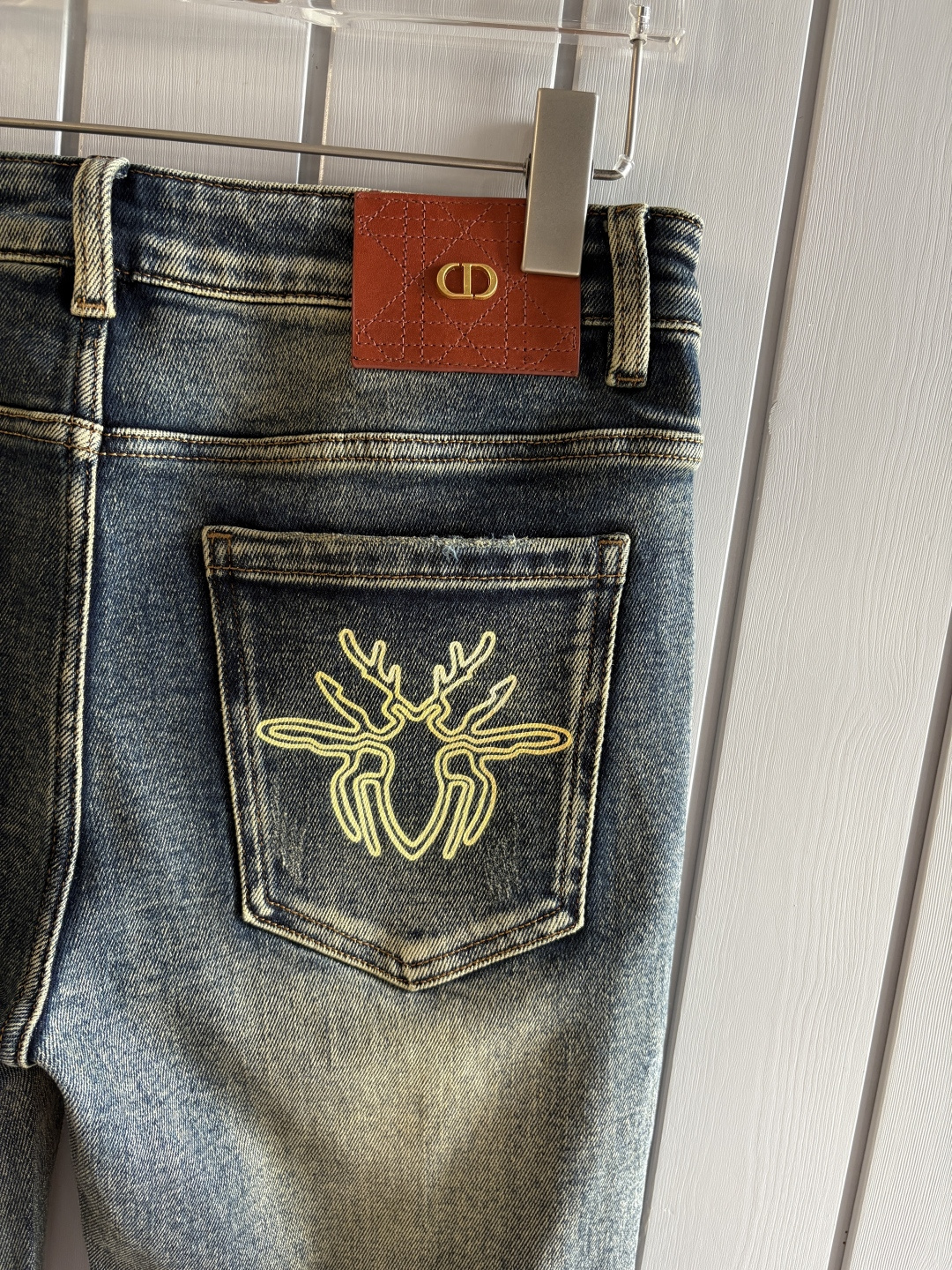 专柜🆕2025秋冬设计推荐 热卖牛仔裤🆕柔软亲肤面料 奢华头层牛皮腰牌 经典蓝洗水 专柜限量款 奢华感订