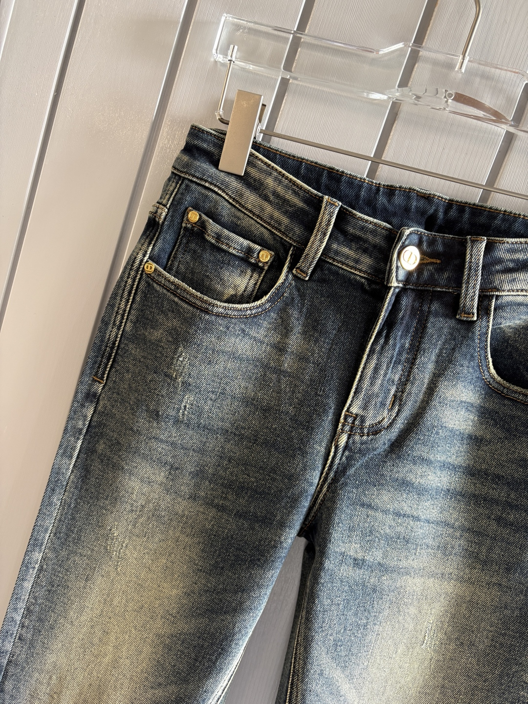 专柜🆕2025秋冬设计推荐 热卖牛仔裤🆕柔软亲肤面料 奢华头层牛皮腰牌 经典蓝洗水 专柜限量款 奢华感订