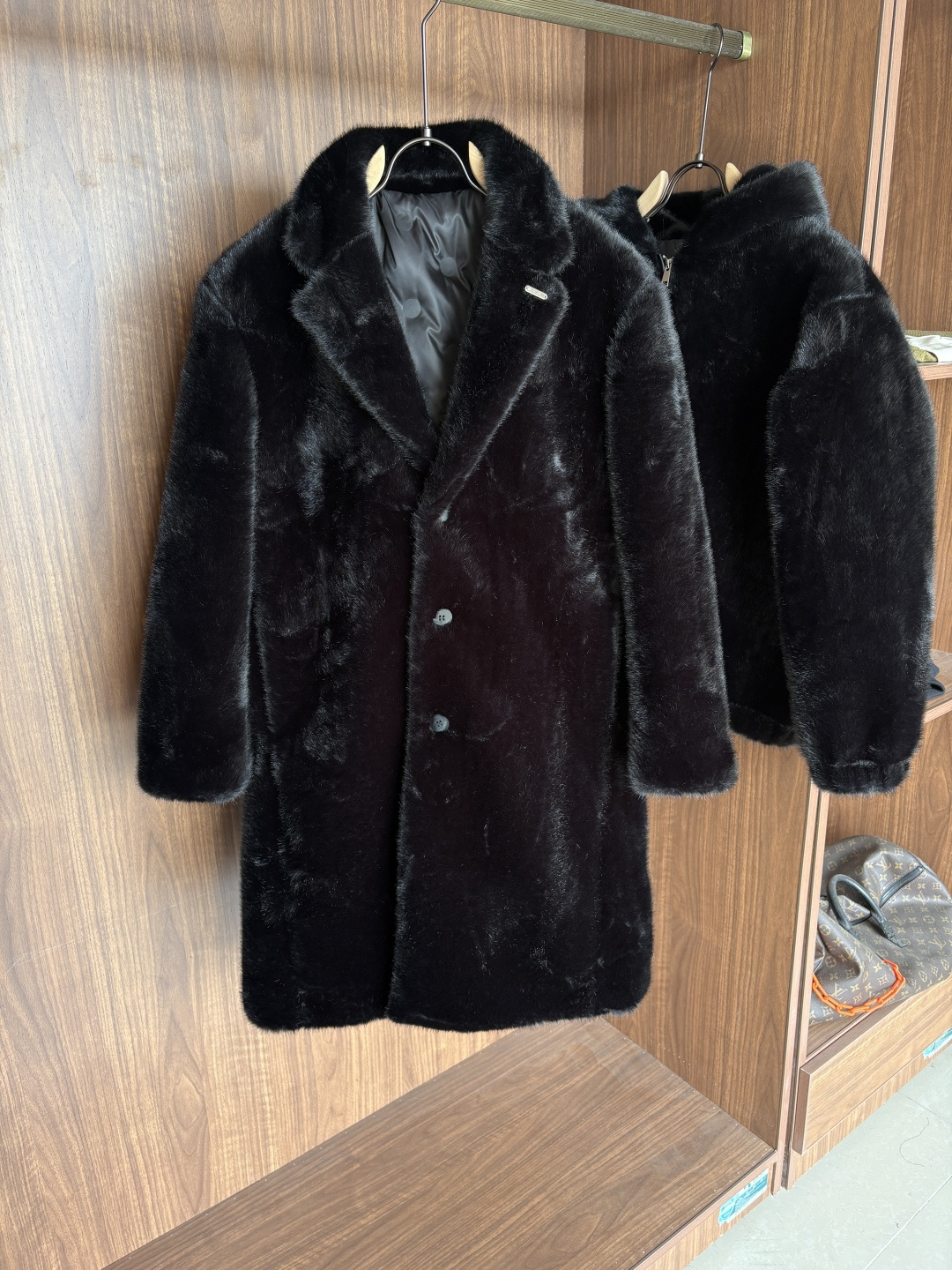 NO:690651,L Mink Goose Down Jacket Thick Warm Goose Down Jacket No pressure at minus 30 degrees. This Praz down jacket adopts black mink design, simple yet elegant. Its unique drawstring hood design not only adds a sense of fashion, but also provides the wearer with additional warmth in the cold wind. The short cut highlights the sophistication and neatness of men. The jacket is made of customized elastic knitted thick thermal fabric, which not only has excellent warmth retention performance, but also has good elasticity and wear resistance.  Sex. The customized knitting process makes the fabric tighter and effectively prevents the intrusion of cold air. The interior is filled with high-quality 90 white goose down to ensure the warm performance of the jacket. The main color is black, making the jacket more classic and versatile. It can be easily matched with a fashionable look whether in formal occasions or leisure time. Its custom-made elastic knitted thick warm fabric and unique design style make it stand out among many down jackets and become the first choice item for men in autumn and winter.  Size M-3XL,,prada,jackets & coats,jackets & coats,down jacket,hats,19860909L水貂鹅绒服厚款保暖鹅绒服 零下30度毫无压力这款Praz羽绒夹克采用黑色水貂设计,简约而不失大气.其独特的抽绳风帽设计,不仅增添了时尚感 ,还能在寒风中为佩戴者提供额外的保暖效果.短款剪裁更是凸显男性的干练与利落. 外套采用定制弹力针织厚实保暖面料,这种面料不仅具有出色的保暖性能,还具有较好的弹性和耐磨 性.定制的针织工艺使得面料更加紧密,有效防止冷空气的侵入. 内里采用高质量的90白鹅羽绒填充,保证了外套的保暖性能 以黑色为主色调,使得外套更加经典百搭.无论是在正式场合还是休闲时光,都能轻松搭配出时尚的造型.其定制弹力针织厚实保暖面料和独特的设计风格使得它在众多羽绒外套中脱颖而出,成为男性 秋冬季节的首选单品 尺码M-3XL,,prada,jackets & coats,jackets & coats,down jacket,hats,,Men's clothing