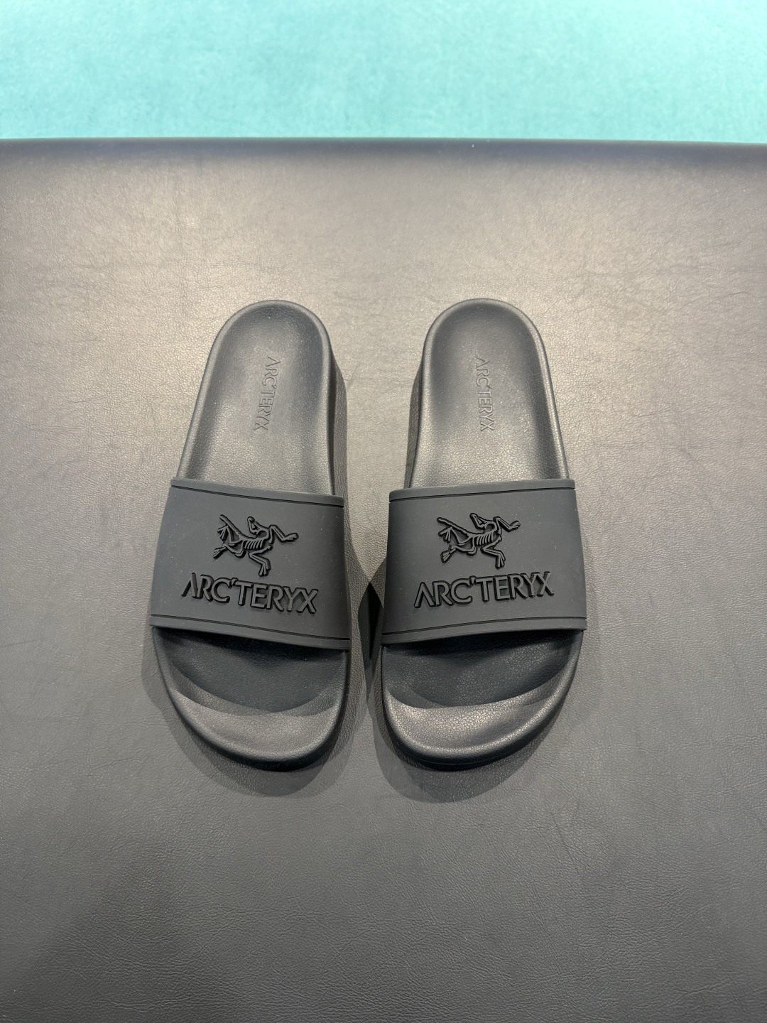 NO:930791,Arc'teryx slippers, a summer must-have, soft and Q-elastic, highly recommended /. The sole is very soft, light and comfortable on the foot, easy to put on and take off, versatile colors, low-key and simple, comfortable and light on the foot without any weight-bearing feeling. It is suitable for outdoor homes. The inner rubber can be used for water. Comfortable soft sole. Size 39-45, arc'teryx, slippers19860909Arcteryx始祖鸟拖鞋,夏季必备款,柔软Q弹 强烈推介 /.鞋底很软,上脚轻盈舒适,穿脱方便,颜色百搭, 低调简单,上脚舒适轻便无负重感 户外家居都 内里橡胶可下水 舒适软底 尺码39-45,arc'teryx,slippers,Men's shoes