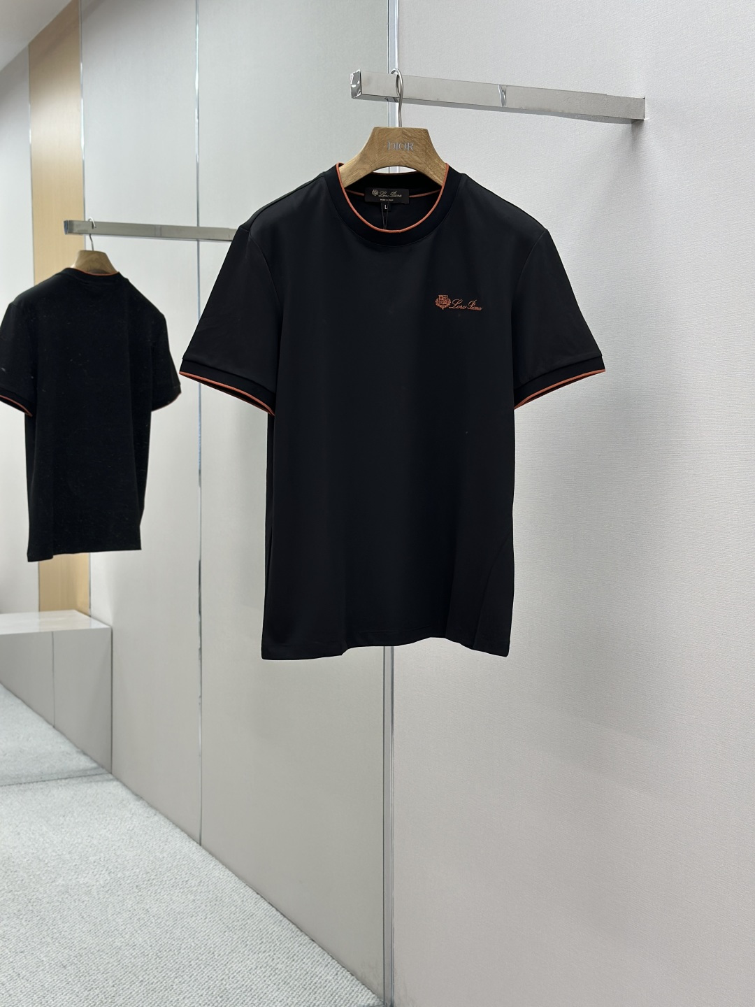 NO:433090,LP 55SS spring and summer new style first-time counter latest short-sleeved round-neck T-shirt, high-end customization, avant-garde and fashionable design!  Brand logo heavy craft design, high-end customized Gaoke heavy fabric, soft feel, comfortable to wear, exquisite counter-level car line, fine workmanship, invincible and handsome upper body effect!  A must-have item for handsome men!  Code number M-XXXL, loro piana, T-shirt,tees, t-shirt,alexander wang19860909LP 55SS春夏新款首发专柜最新款短袖圆领T恤 高端订制 设计前卫时尚！品牌logo重工艺设计 高端定制高克重面料.手感柔软.穿着舒适.专柜级别精致车线.做工精细.上身效果无敌帅气！型男必备单品！码数M-XXXL,,loro piana,T-shirt,tees，t-shirt,alexander wang,Men's clothing